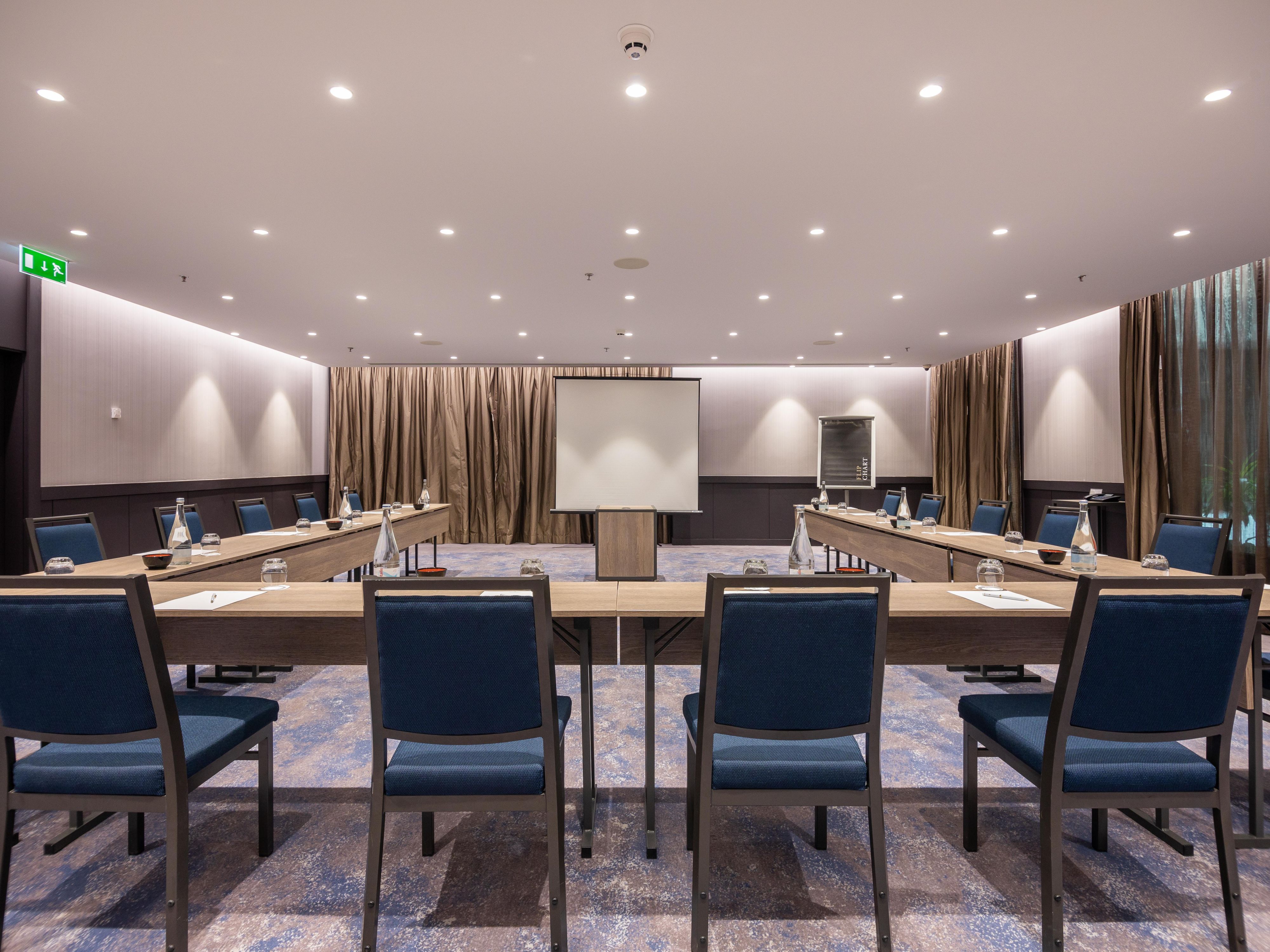 Évora meeting room. U shape set up for 30 people. 