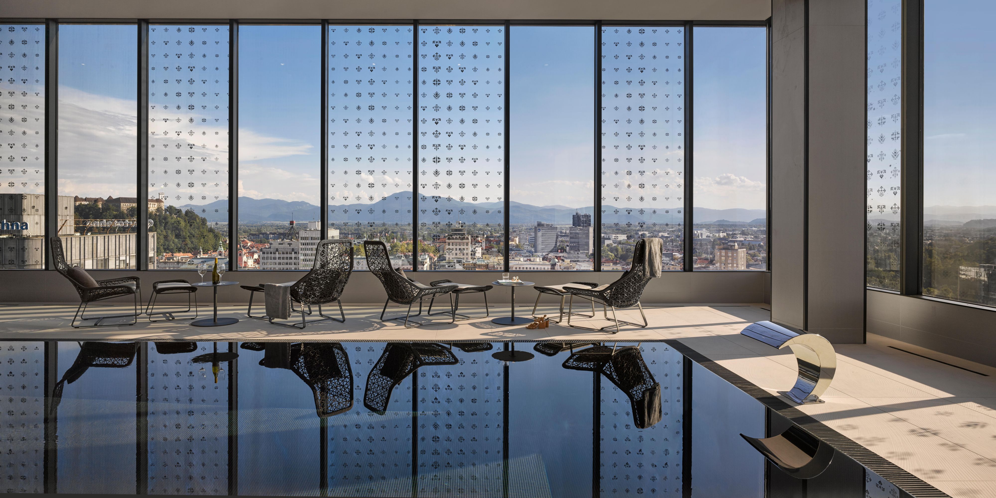 Das Serenity Wellness auf der 18 . Etage bietet ein umfassendes Entspannungserlebnis mit Massagen und Gesichtsbehandlungen. Schwimmen Sie in unserem herrlichen Pool, trainieren Sie in unserem hochmodernen Fitnesscenter oder entspannen Sie in der Sauna, während Sie den atemberaubenden Blick auf die Stadt genießen.