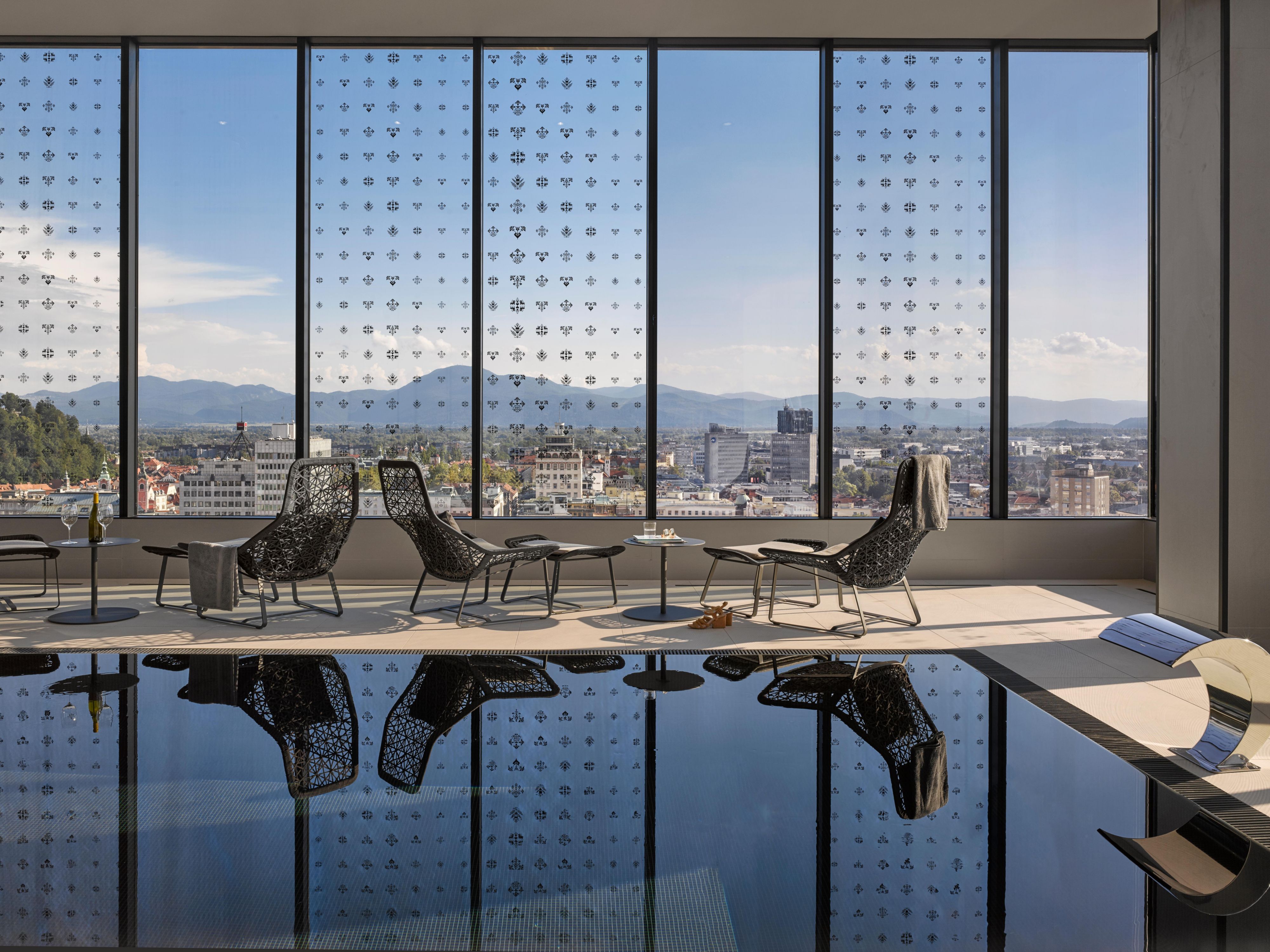Swimming Pool | 18th floor zero-edge indoor pool