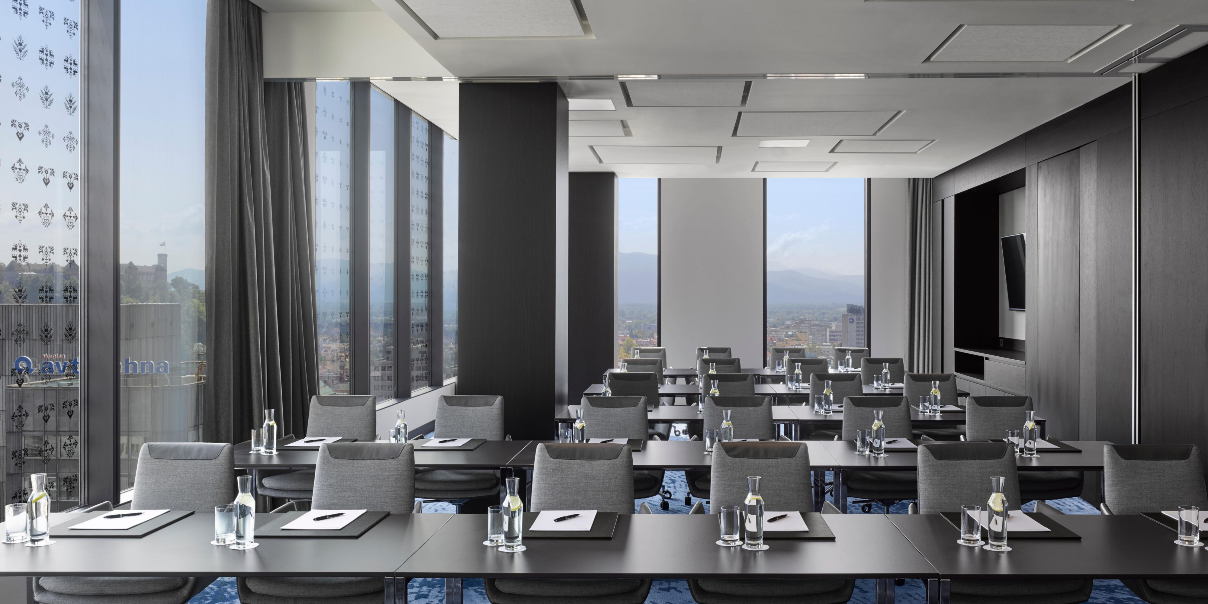 No InterContinental Ljubljana, levamos suas reuniões e eventos a um novo patamar. Nossa dedicada equipe de banquetes atenderá a todas as suas necessidades para tornar seu evento memorável. Independentemente de você estar hospedando uma reunião, uma conferência ou uma recepção de festa, nossos salões flexíveis e modernamente equipados podem acomodar até 300 convidados.