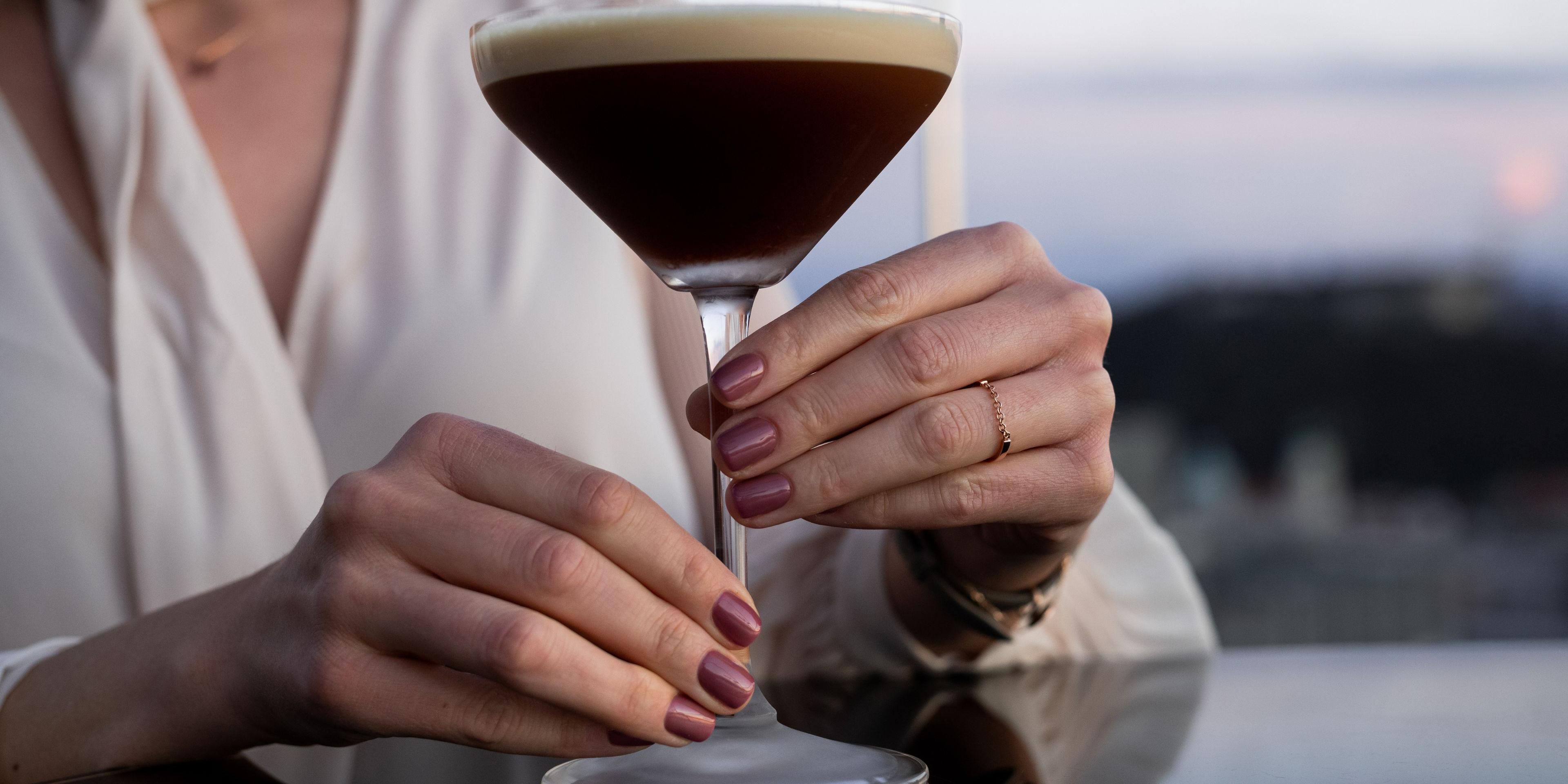 Koktail dan pemandangan tak terkalahkan di atas kota menanti Anda di Rooftop B -bar, yang terletak di lantai 20 . Bergabunglah dengan kami setiap Kamis dari 7:00 PM hingga 11:00 PM untuk mengalami cakrawala yang memukau dengan ketukan DJ yang semarak. Jangan lewatkan tempat matahari terbenam terbaik di ibu kota yang menunggu kehadiran Anda.