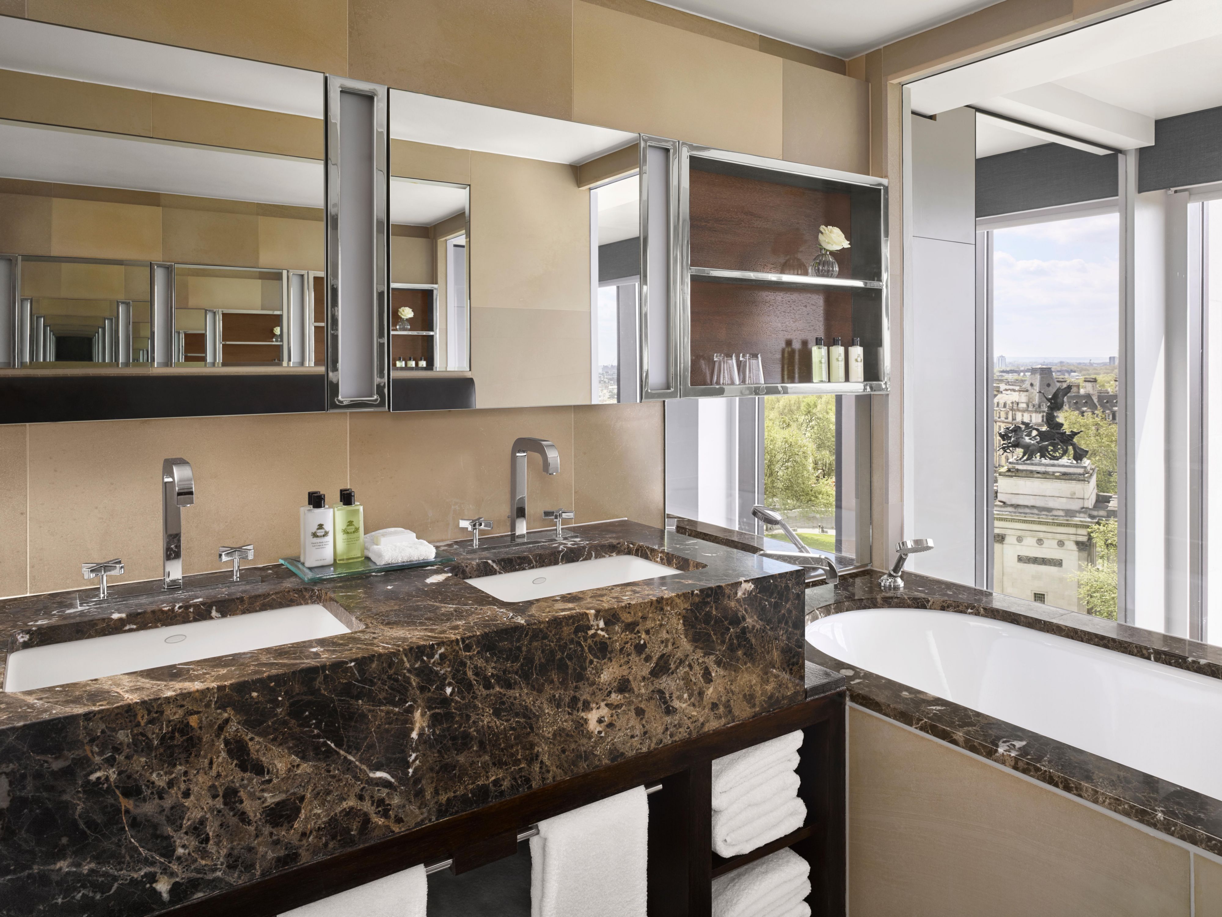 London hotel suites with luxury bathroom