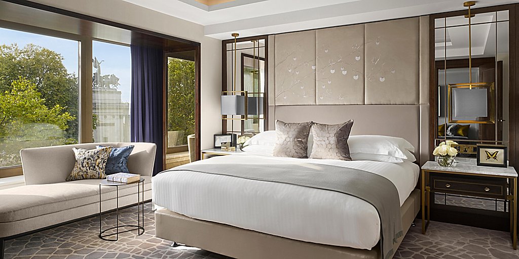 InterContinental London Park Lane guest room with floor to ceiling windows