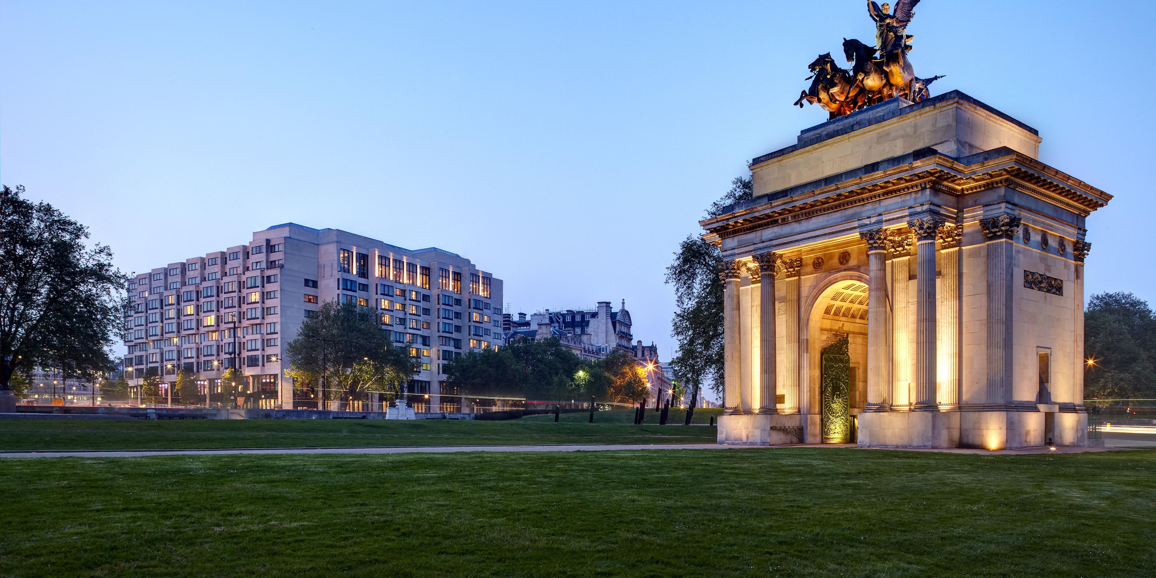 With Buckingham Palace, the Royal Parks, and many iconic landmarks just a stone's throw away, guests have easy access to London's most sought-after attractions. Additionally, InterContinental London Park Lane's proximity to public transportation ensures seamless travel around the city for business and leisure travellers alike.