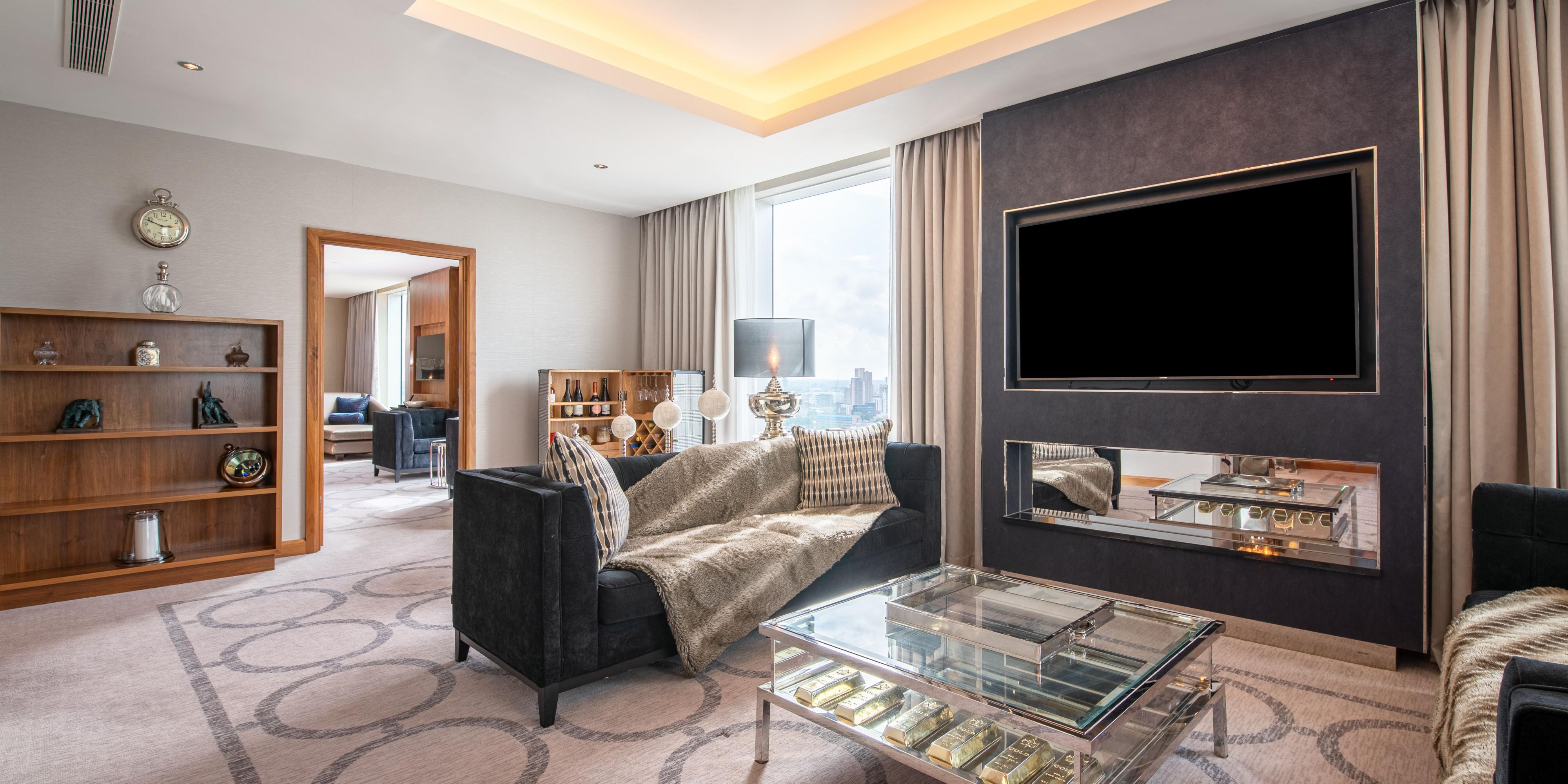 The Penthouse suite boasts 183 sqm of luxurious space with panoramic views of London skyline. It features a glamorous lounge, a dining area, a kitchenette, a guest WC, a guest bedroom with twin beds, a master bedroom with a walk-in closet and an en suite. Access to the Club InterContinental executive lounge for two is included.