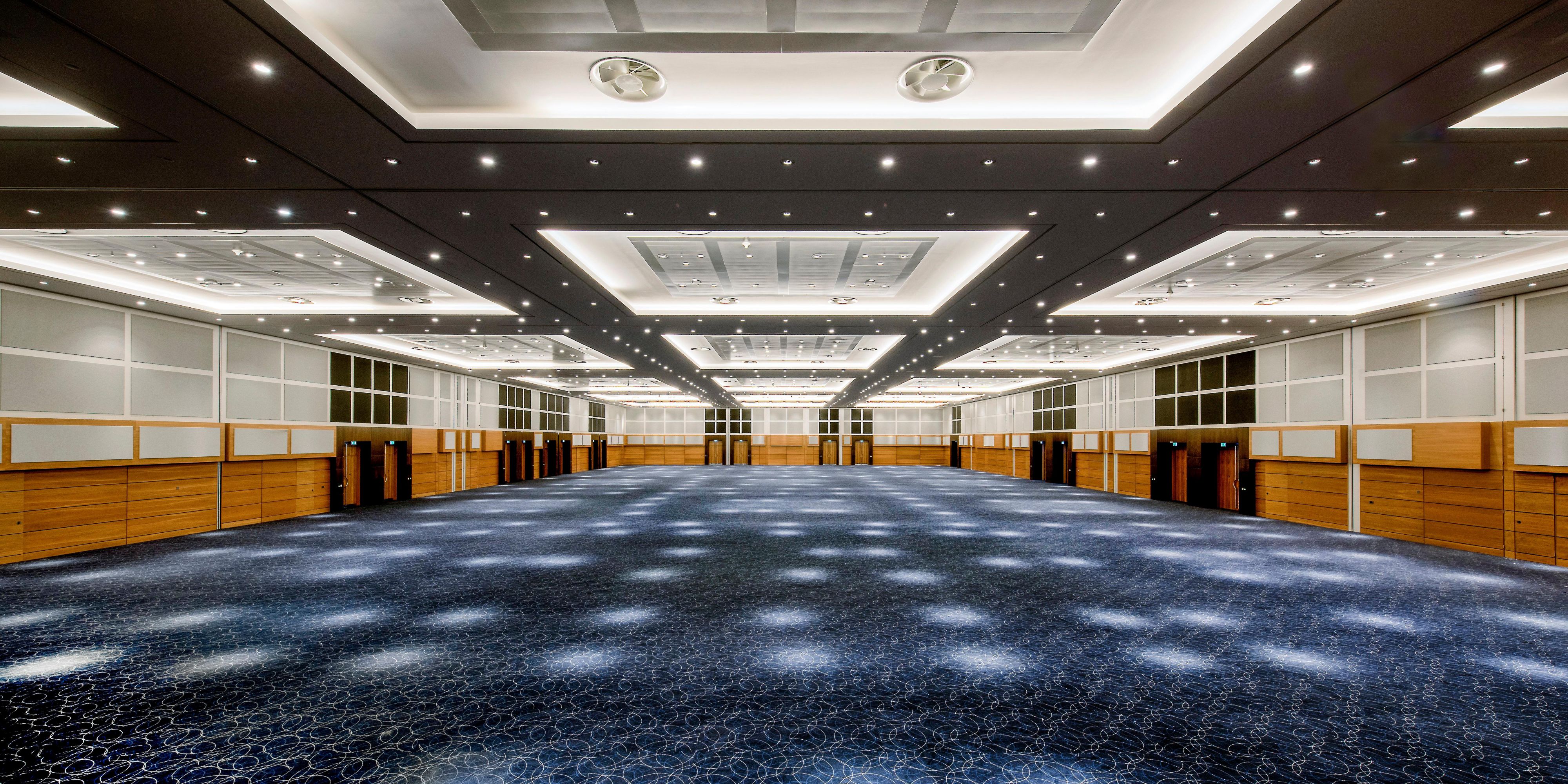 InterContinental London - The O2 features a dedicated 4,500 sqm conference center with a separate entrance away from the main hotel lobby, allowing for the complete privatization of events. The impressive Arora Ballroom features over 3,000 sqm of pillar-free event space with multiple configurations, providing the perfect setting for any event.