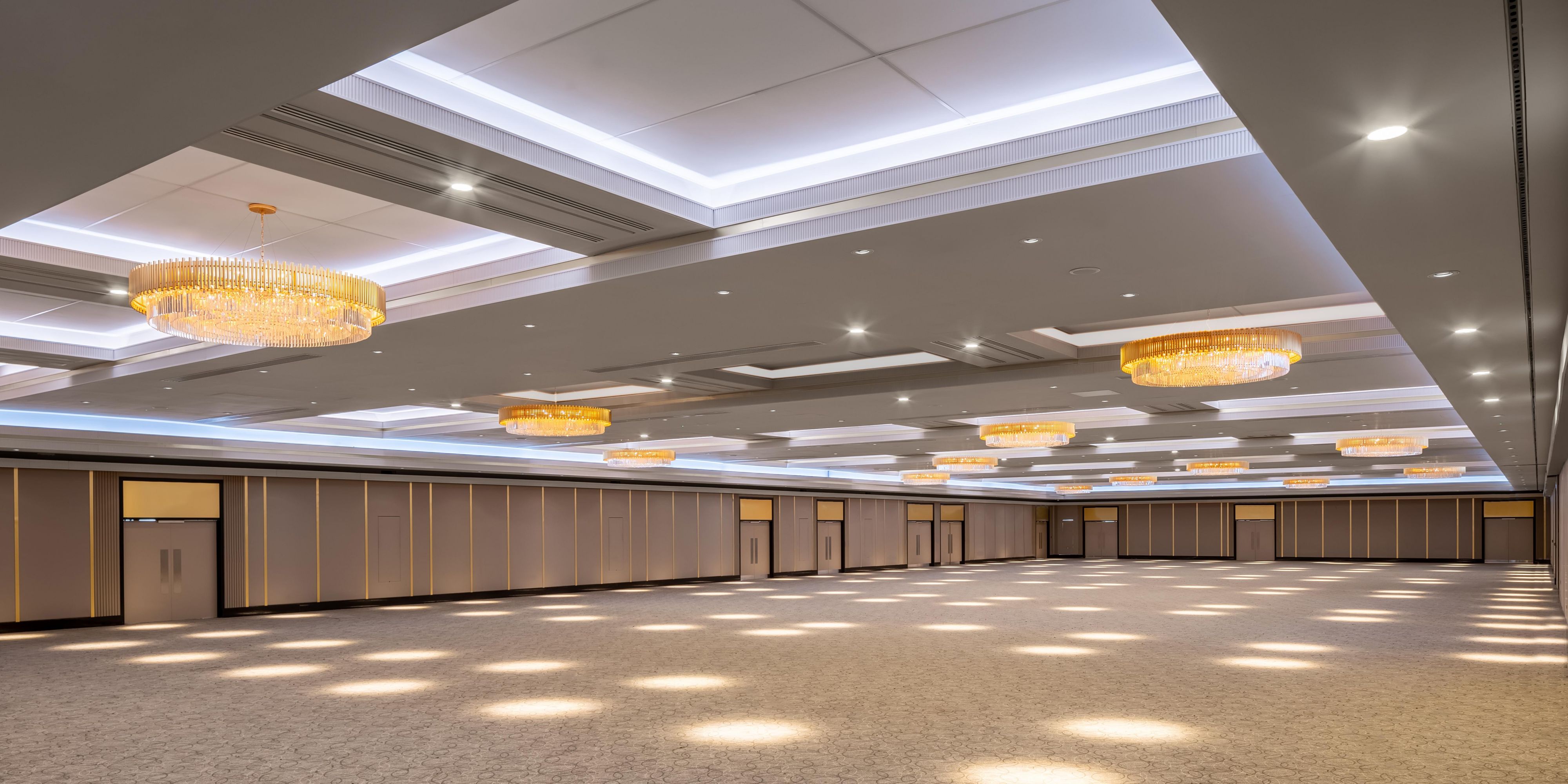 Peninsula Ballroom is a venue that epitomizes sophistication and versatility. From the moment you step through its private street entrance, as well as two dedicated entrances from the Arora ground floor and a hotel lobby entrance, the journey begins in an art-deco-inspired pre-function foyer featuring two stylish bars and cloakrooms.