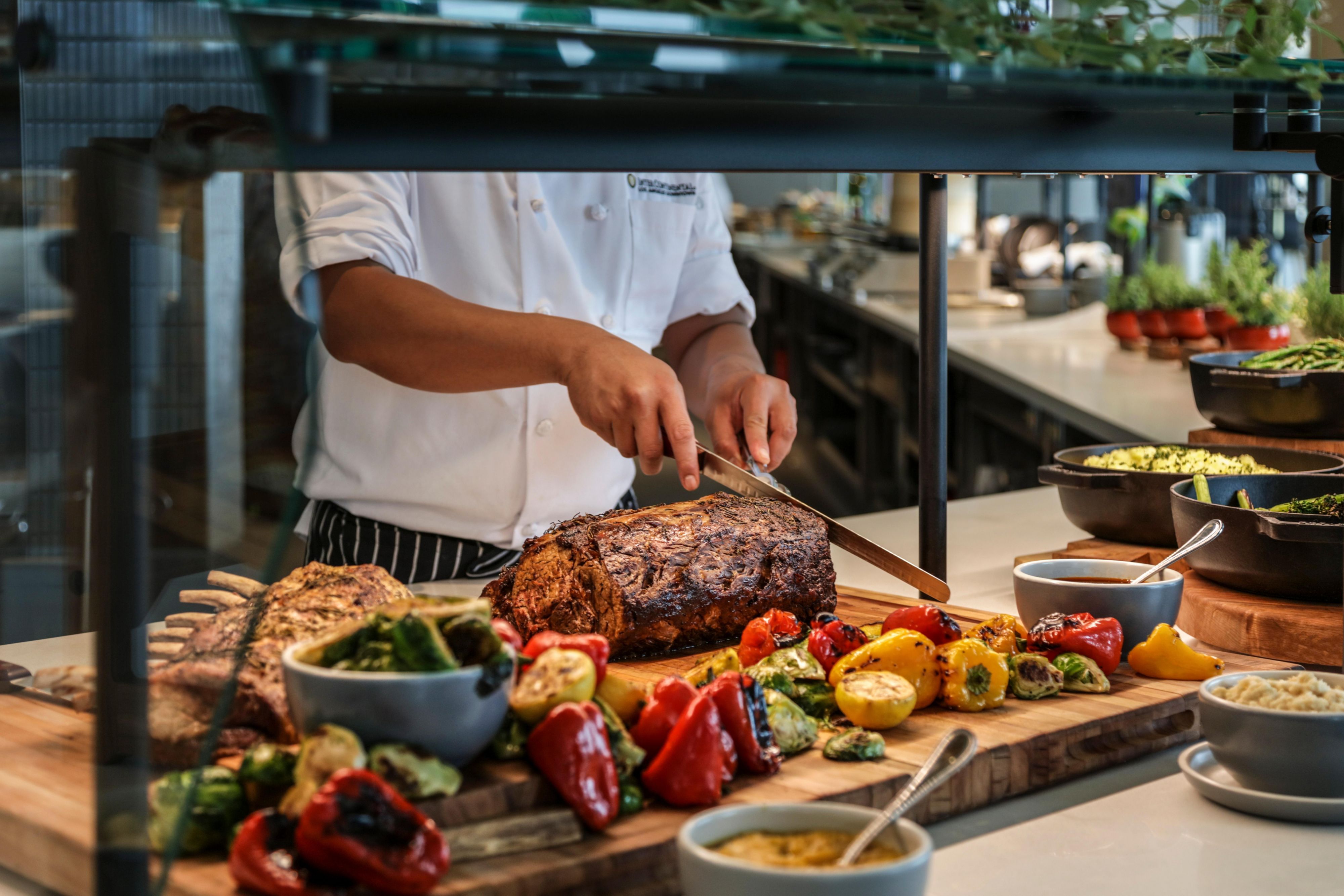 chef cutting prime rib