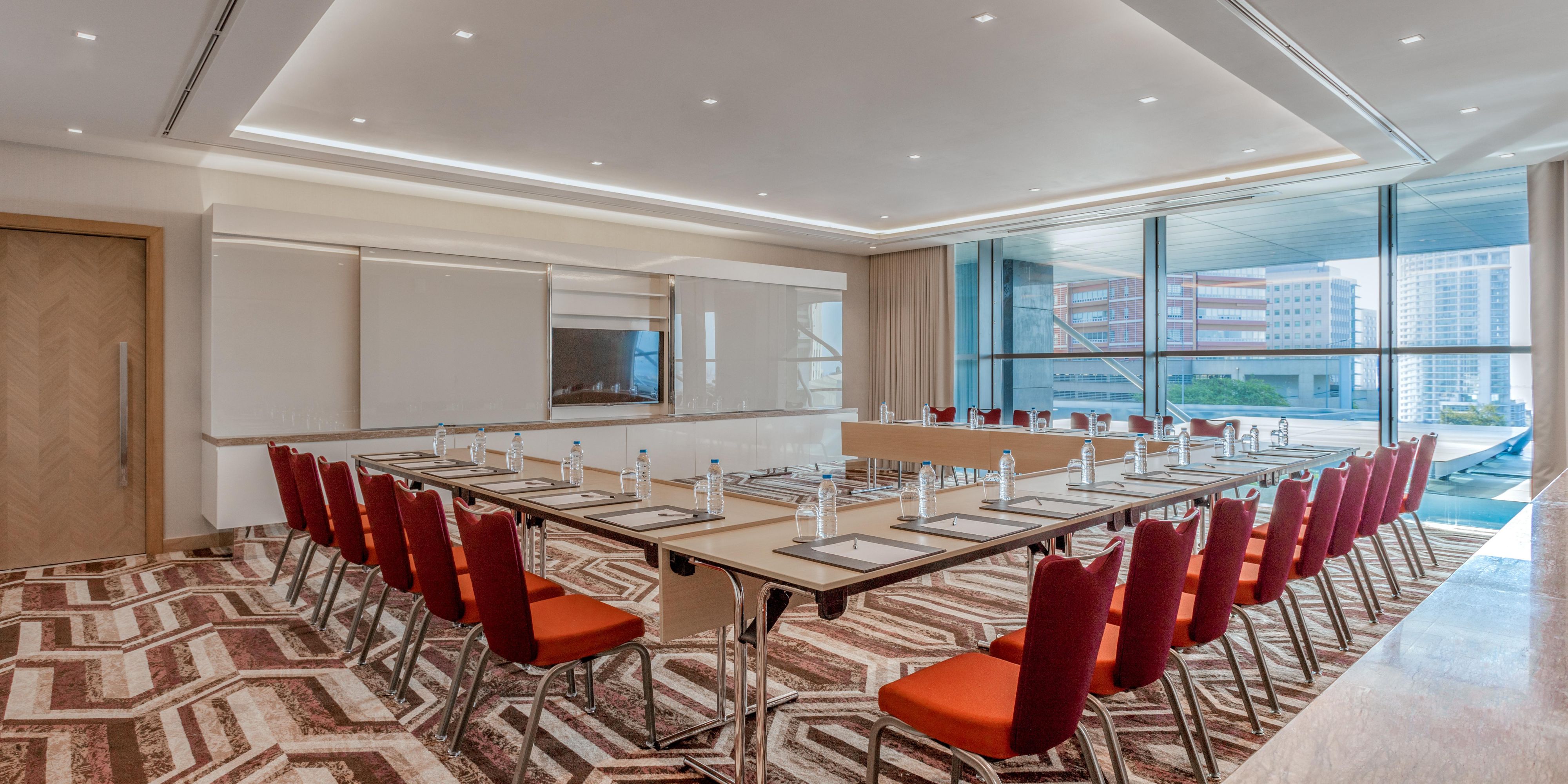 Enjoy stunning views of the bay or skyline from the largest conference and events venue in Luanda. Our premiere space features seven meeting rooms, including a boardroom and glamorous Diamond Ballroom, accommodating up to 800 guests.