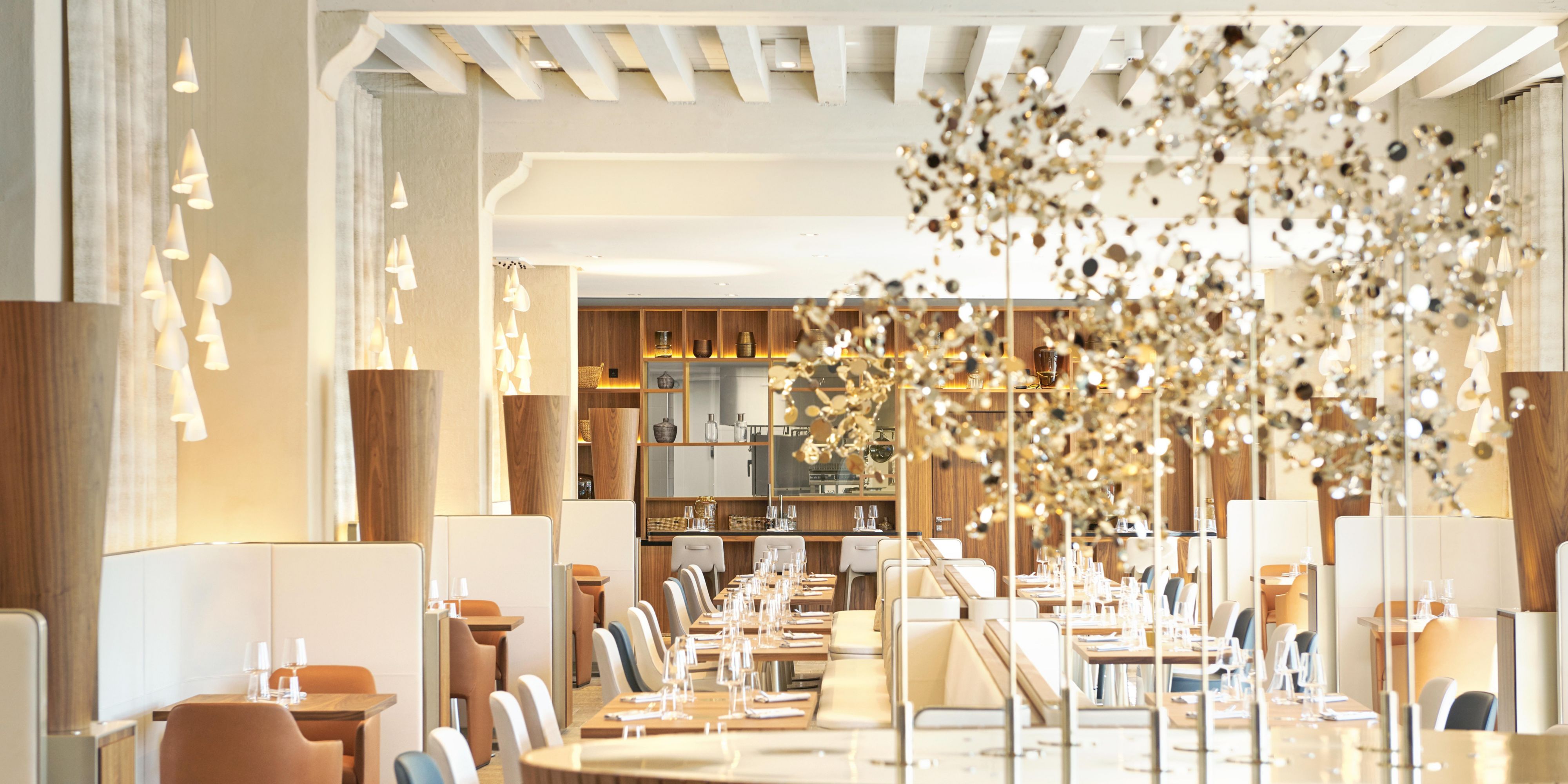 Located on the ground floor of the hotel, the restaurant gets its name from an extremely popular goddess of Gaul (Celtic) mythology, patron saint of horse-riding and travel. In the kitchen, young chef Mathieu Charrois opts for a menu with a predominantly local flavour, featuring timeless French classics with a contemporary twist.