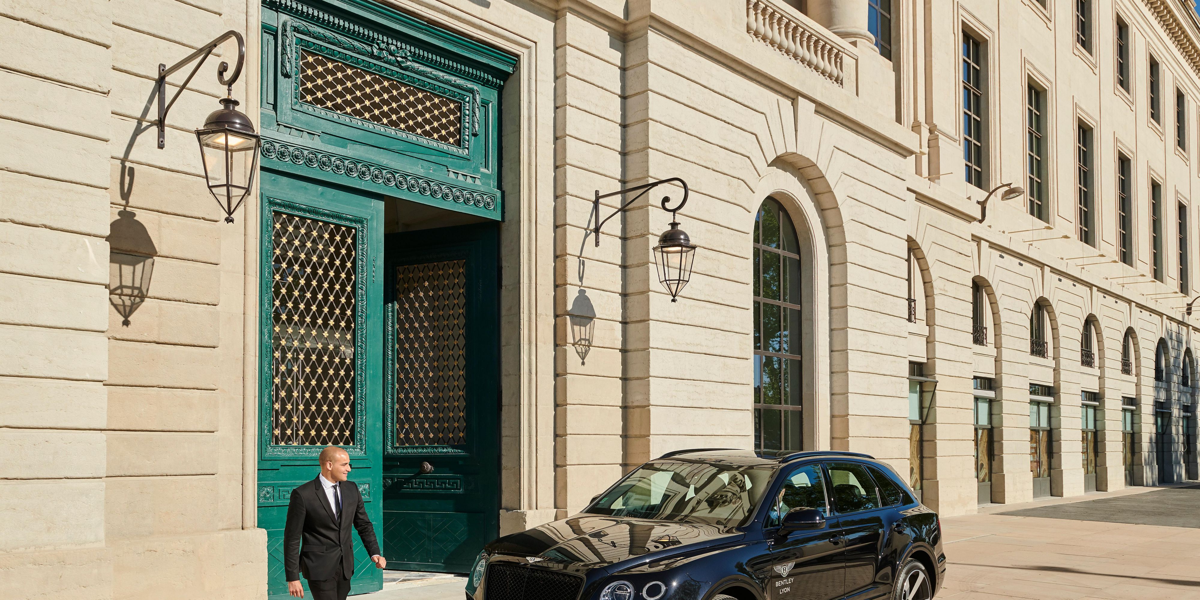 Guest Services | Hotel Entrance on the Rhône river banks