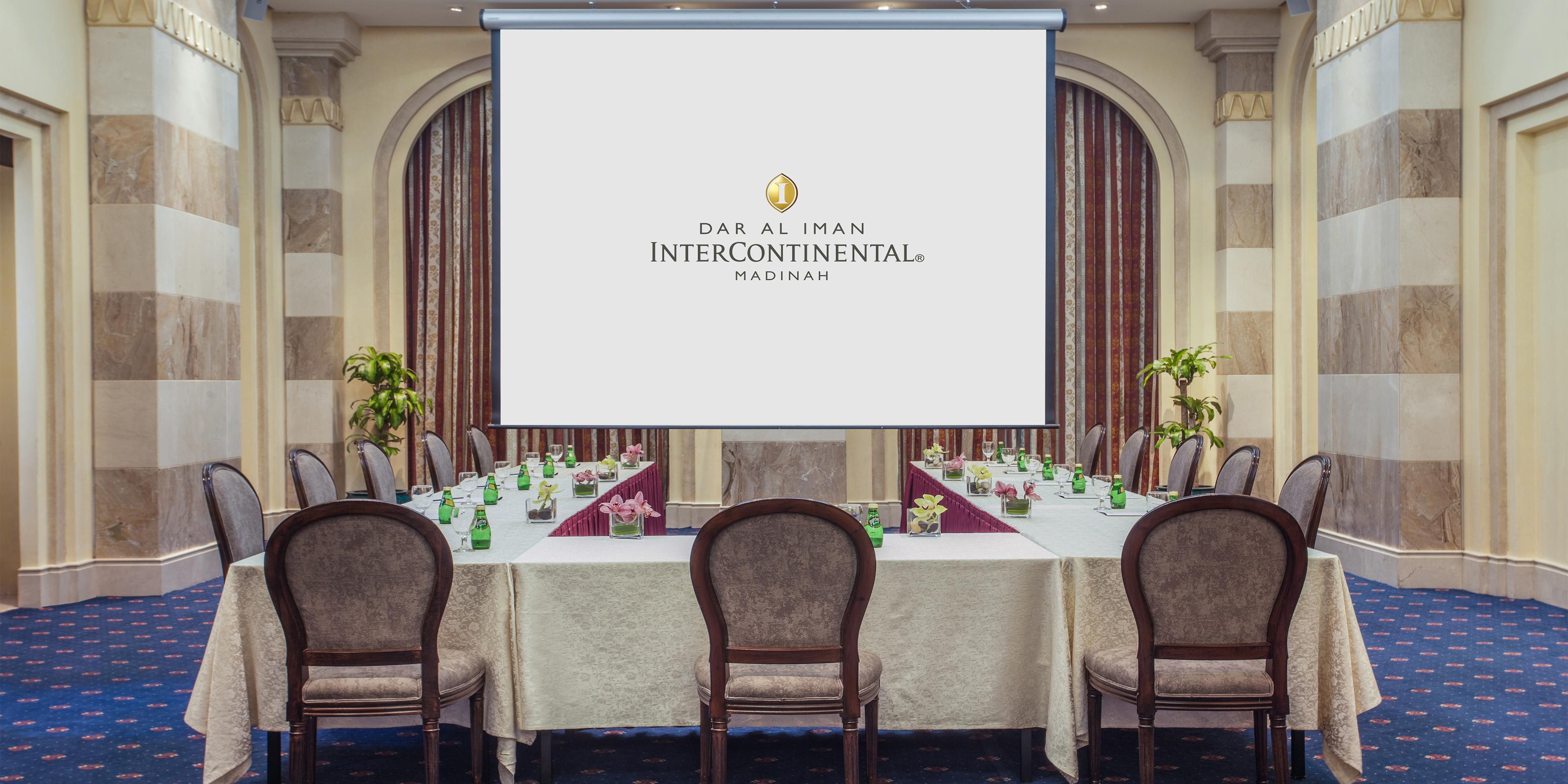 Al Huda Lounge is an ideal venue for conferences or banquets. With 276 square meters, it has flexible space and a variety of customized catering options that suit each requirement.