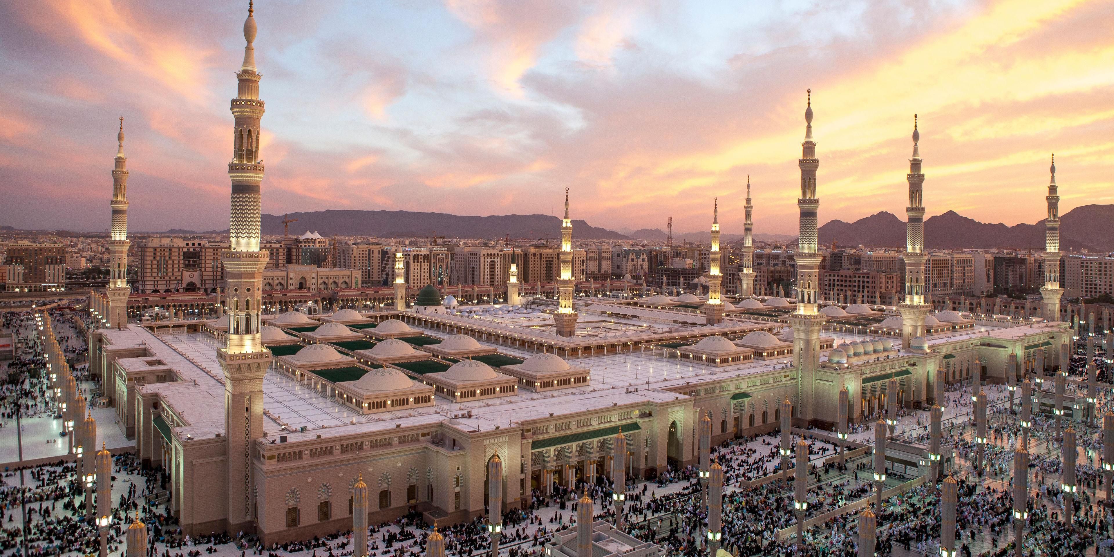 Медина что это. Медина мечеть пророка. Мечеть пророка (Масджид АН-Набави). Медина мечеть пророка Мухаммеда. Масджид АН-Набави Медина Саудовская Аравия.