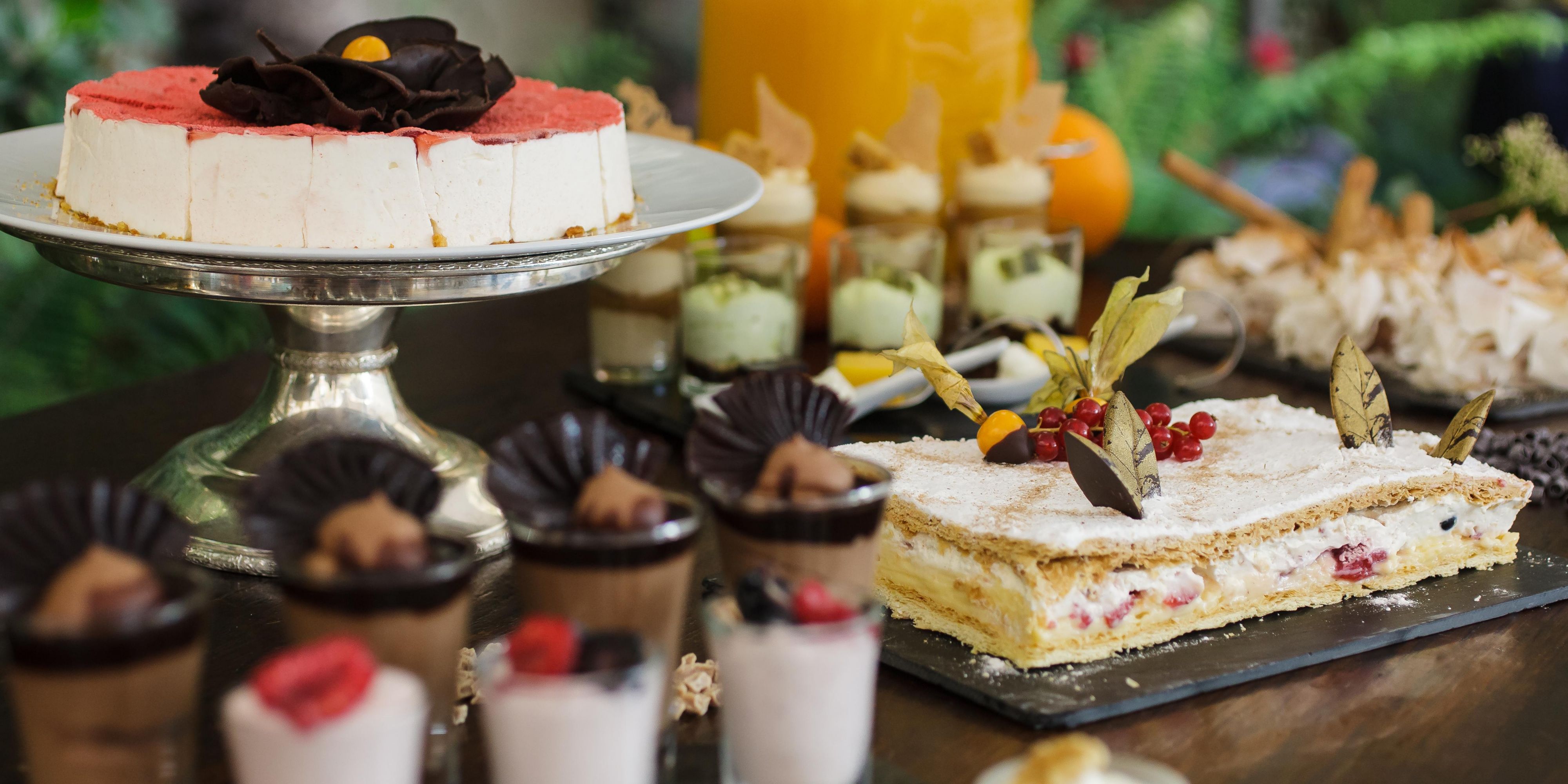 Every Sunday, join us for the city's top brunch, featuring over 200 gourmet options. Delight in fresh seafood, Iberian ham, artisanal cheeses, sushi, ceviches, a range of paellas, savory meats, and delightful desserts. Experience live music and a pastry master class for kids, ensuring a remarkable dining experience for everyone.