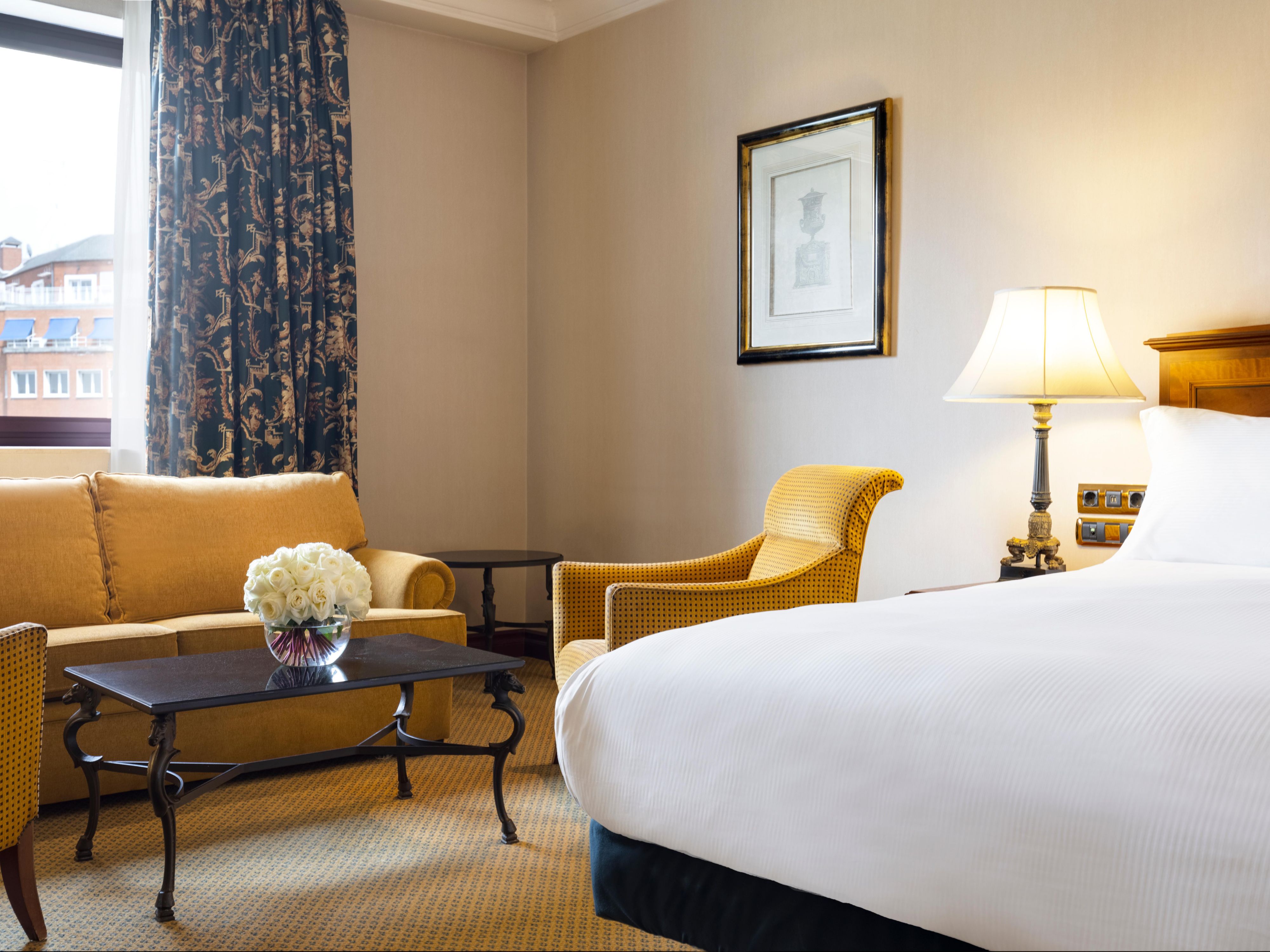Junior Suite with king bed, seating area, terrace and Club access