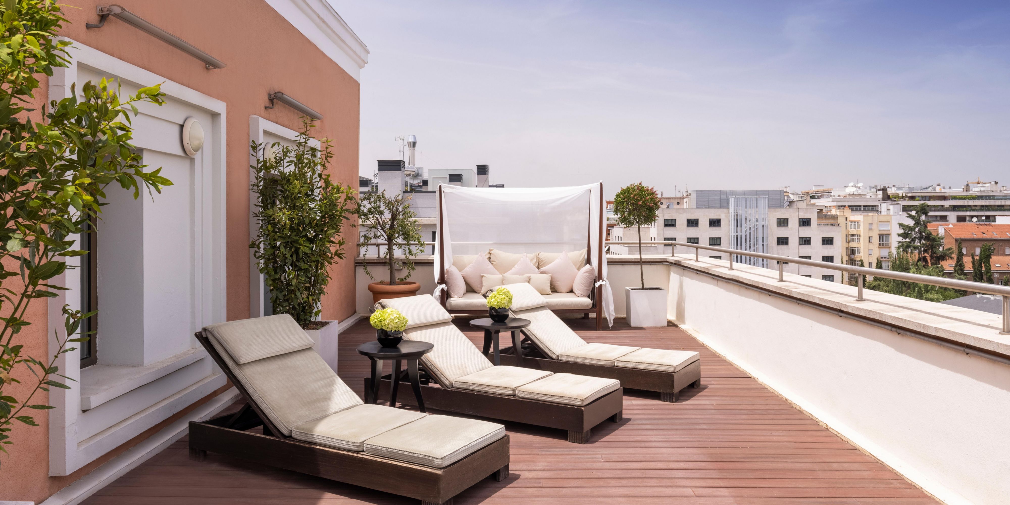 This stunning 400m² suite blends art, design, and technology. It features a spacious living room, a private dining room, a kitchenette, and a cozy bedroom with a large dressing room and a Philippe Starck-designed luxury bath. The 220m² terrace offers breathtaking views of the Madrid skyline.