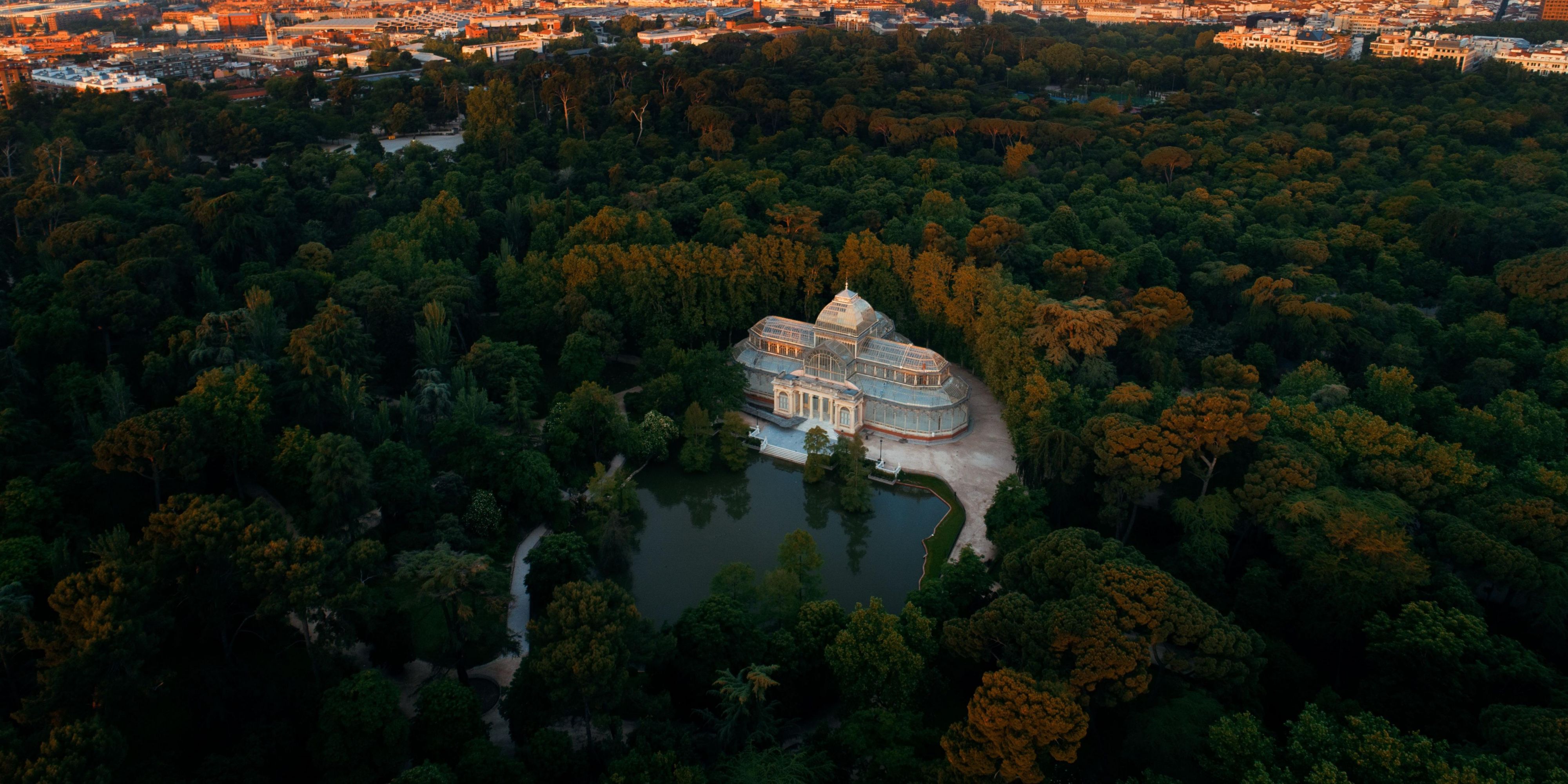 Experience the splendour of the Santiago Bernabéu and Wanda Metropolitano stadiums, the sophistication of tennis at the Caja Mágica, and the attractions of Parque Warner. Enjoy the shows on Gran Vía. Each experience in Madrid is crafted to dazzle and captivate you.