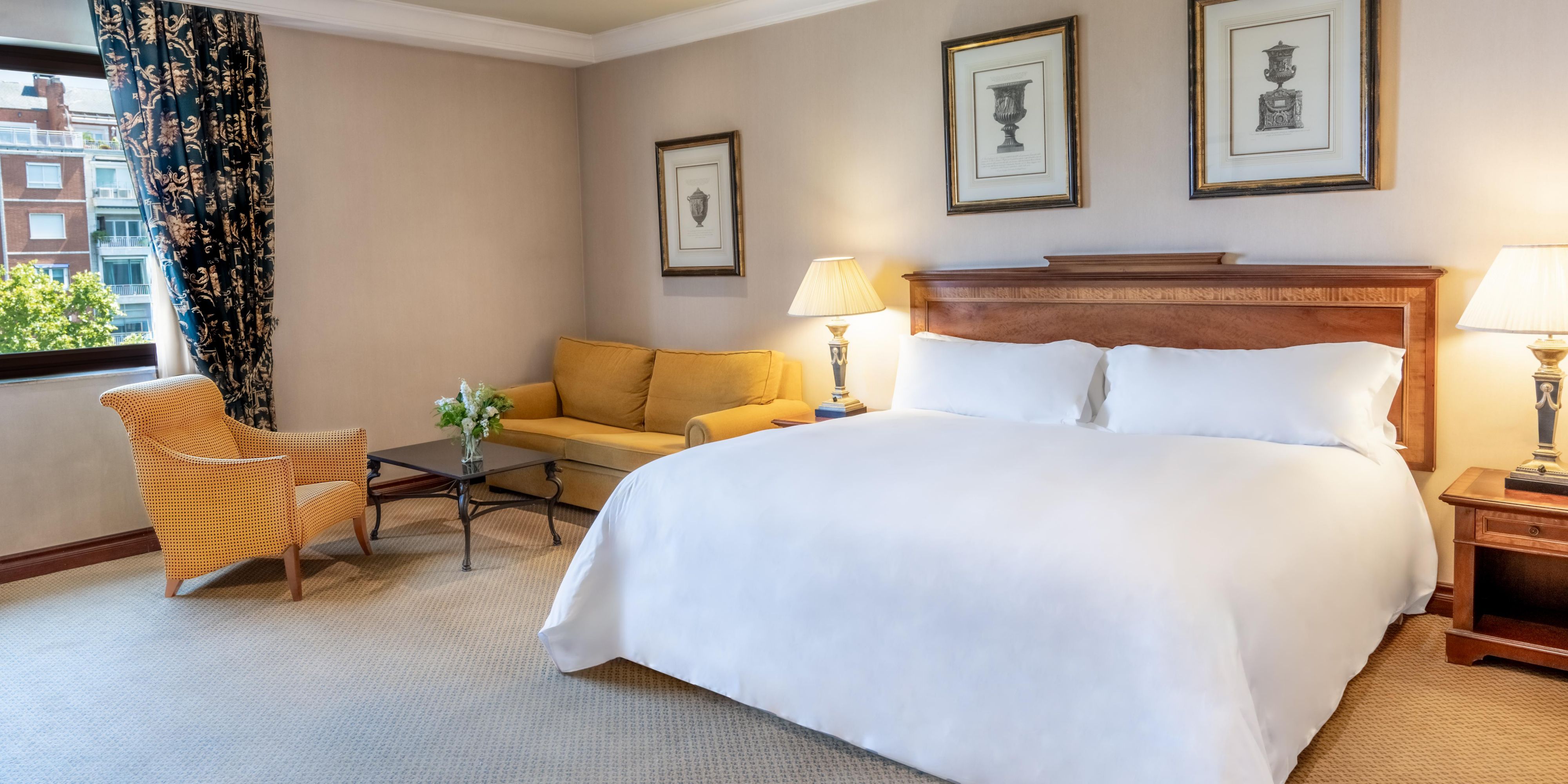 Spacious Junior Suite with sofa bed in the center in Madrid.
