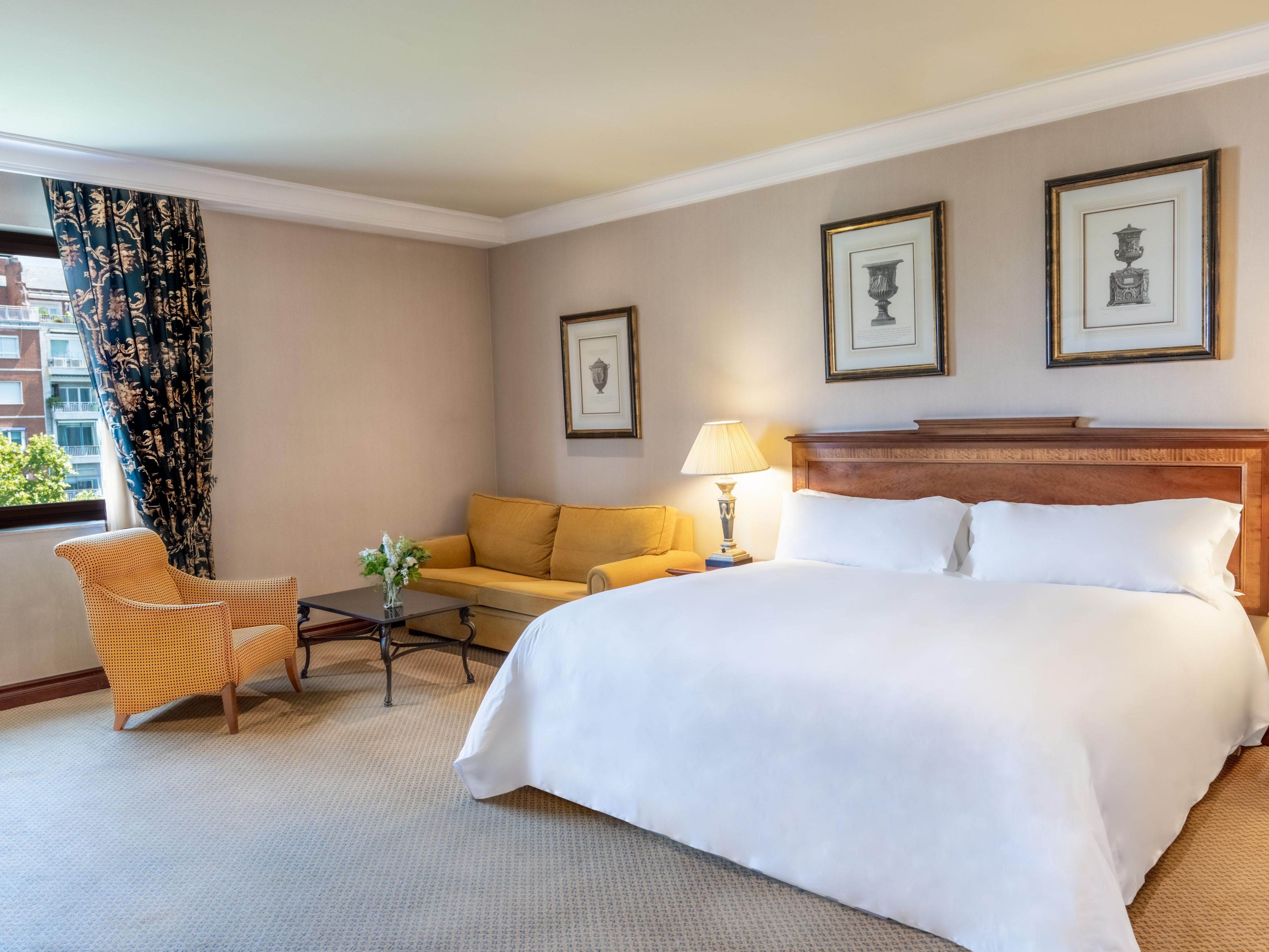 Spacious Junior Suite with sofa bed in the center in Madrid.