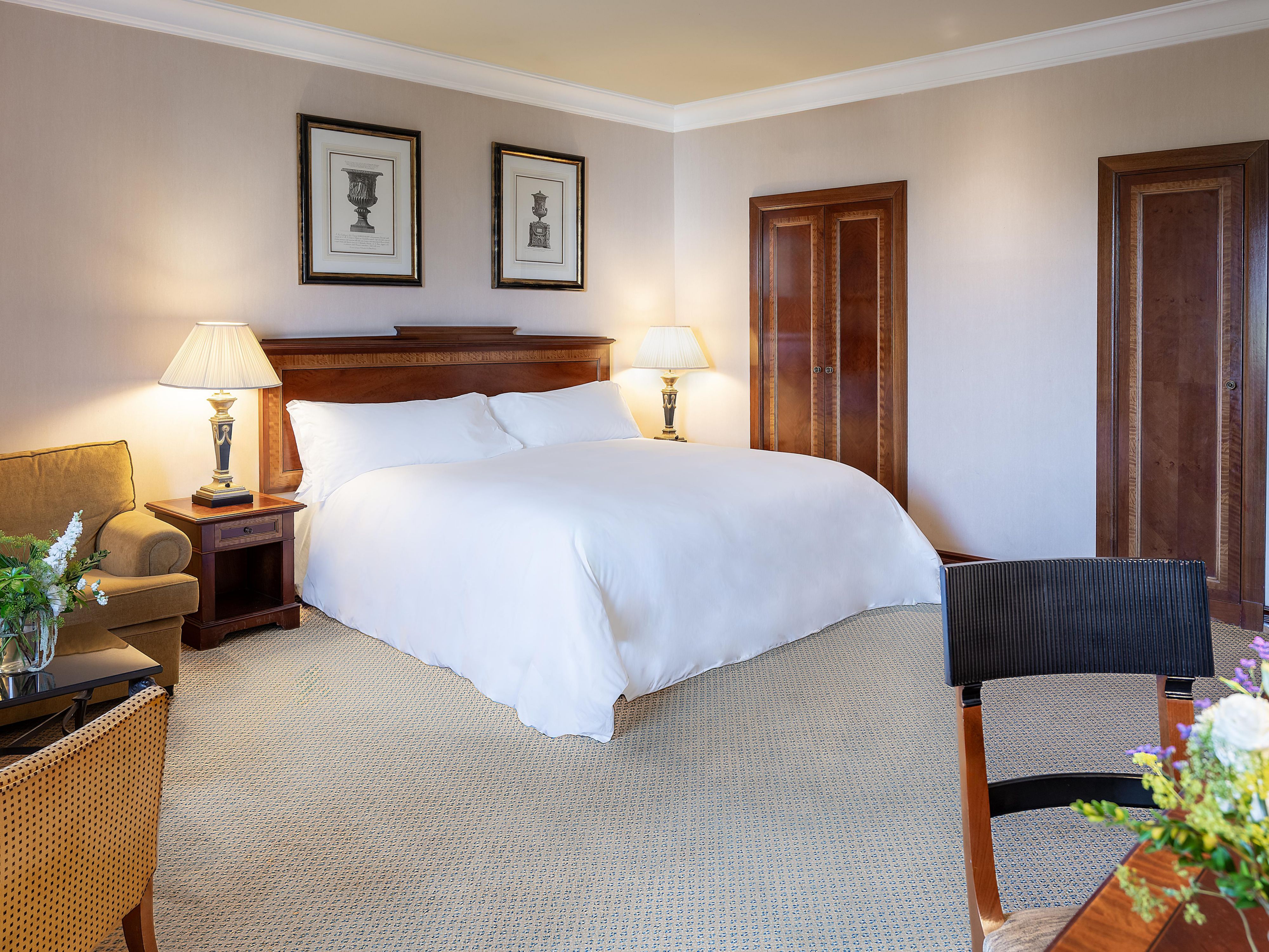 Spacious Junior Suite with sofa bed in the center in Madrid.