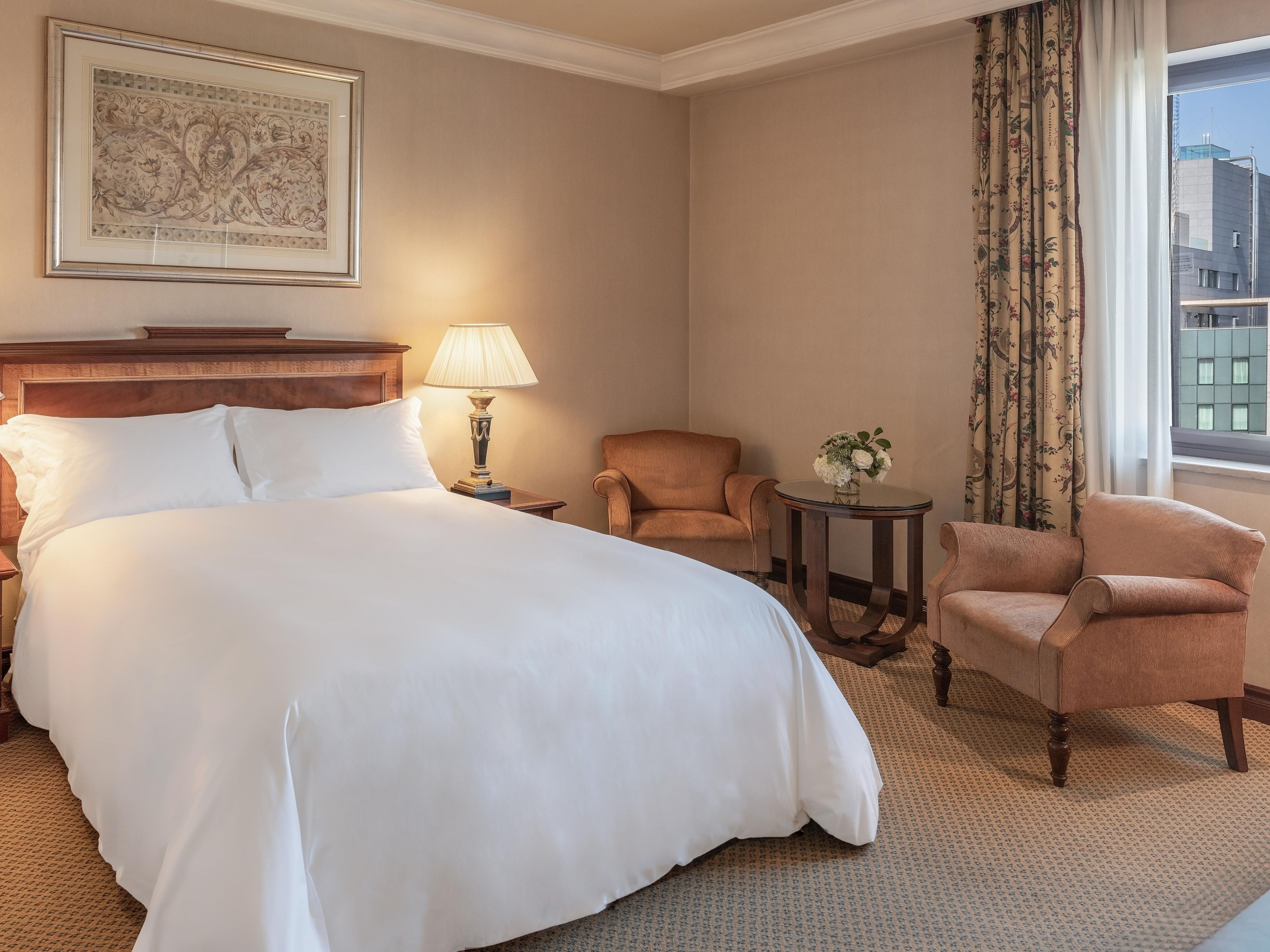 Comfortable classic room in the center of Madrid.