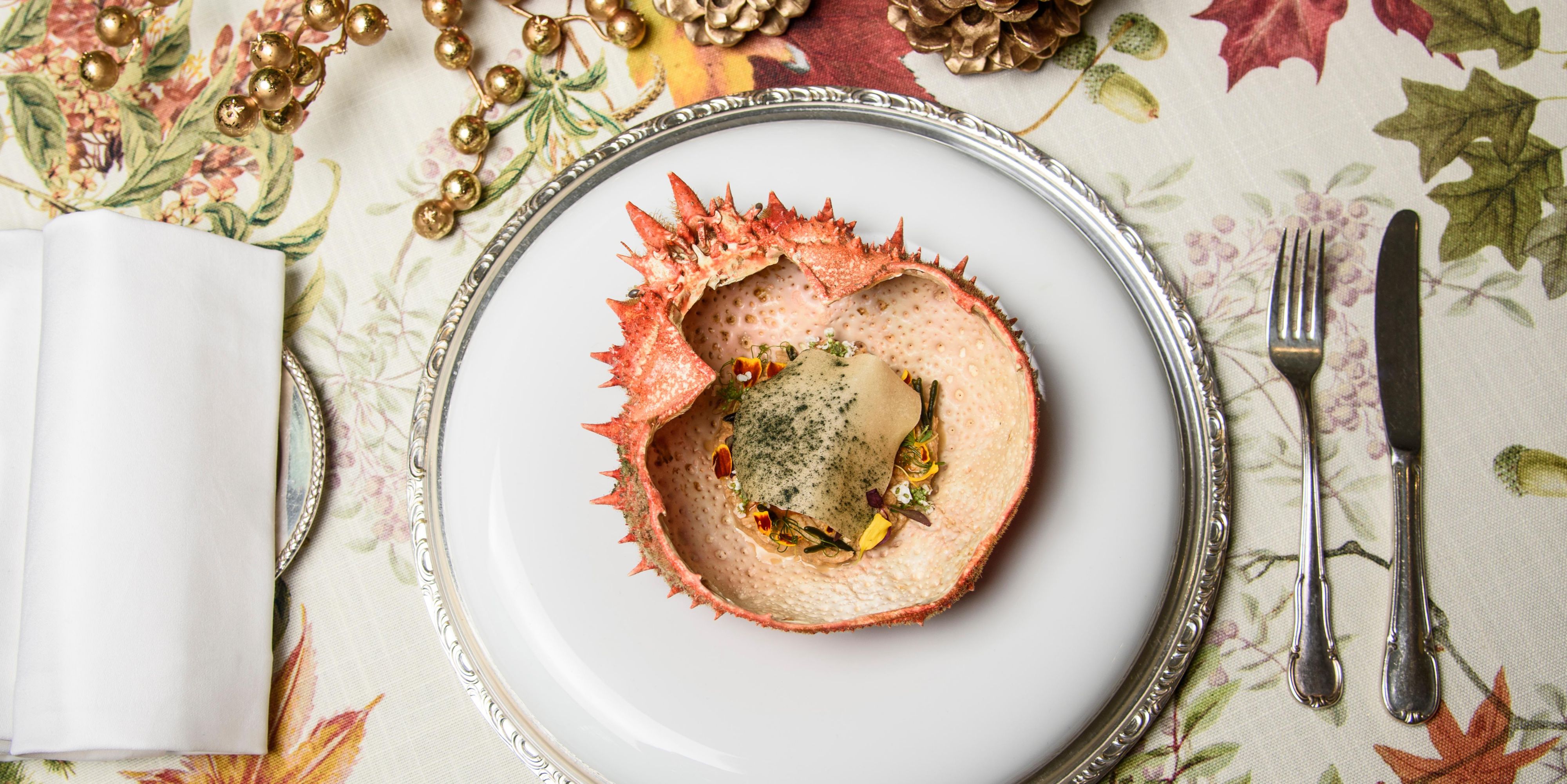 Christmas at InterContinental Madrid shines with the charm and elegance of La Dolce Vita. We’re inspired by the Italian passion for the art of living, where every moment is celebrated with style and beauty.
Our chef, Miguel de la Fuente, and his team have crafted a unique culinary offering to celebrate the Holiday season in style.