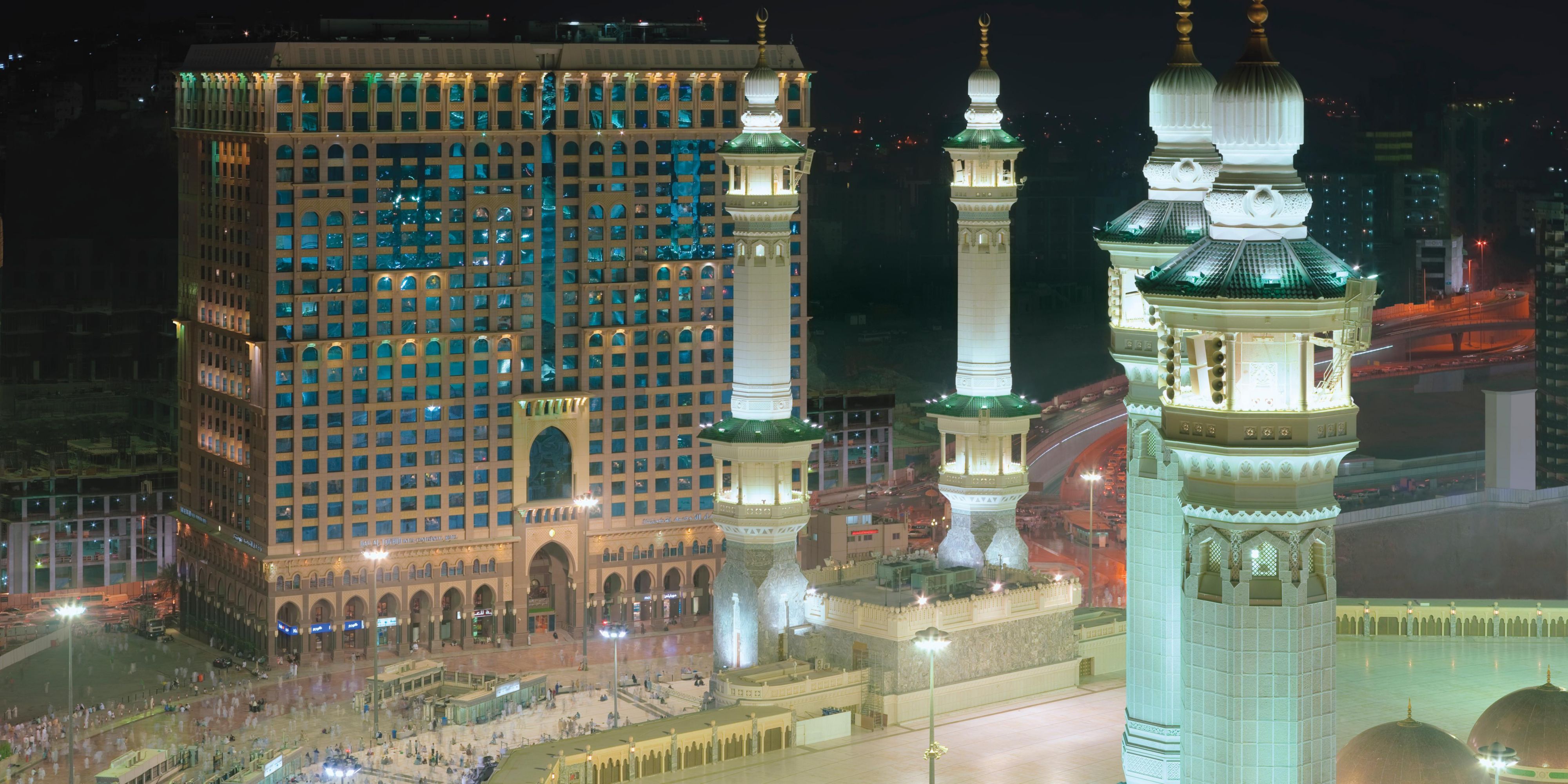 If you are looking for a luxury hotel near the Kaaba, InterContinental Dar Al Tawhid Makkah has everything you need. Conveniently located just steps away from King Fahad Gate and the Holy Kaaba, our hotel provides unparalleled access for performing daily prayers, Umrah and Hajj, making it perfect for pilgrims seeking comfort and proximity.