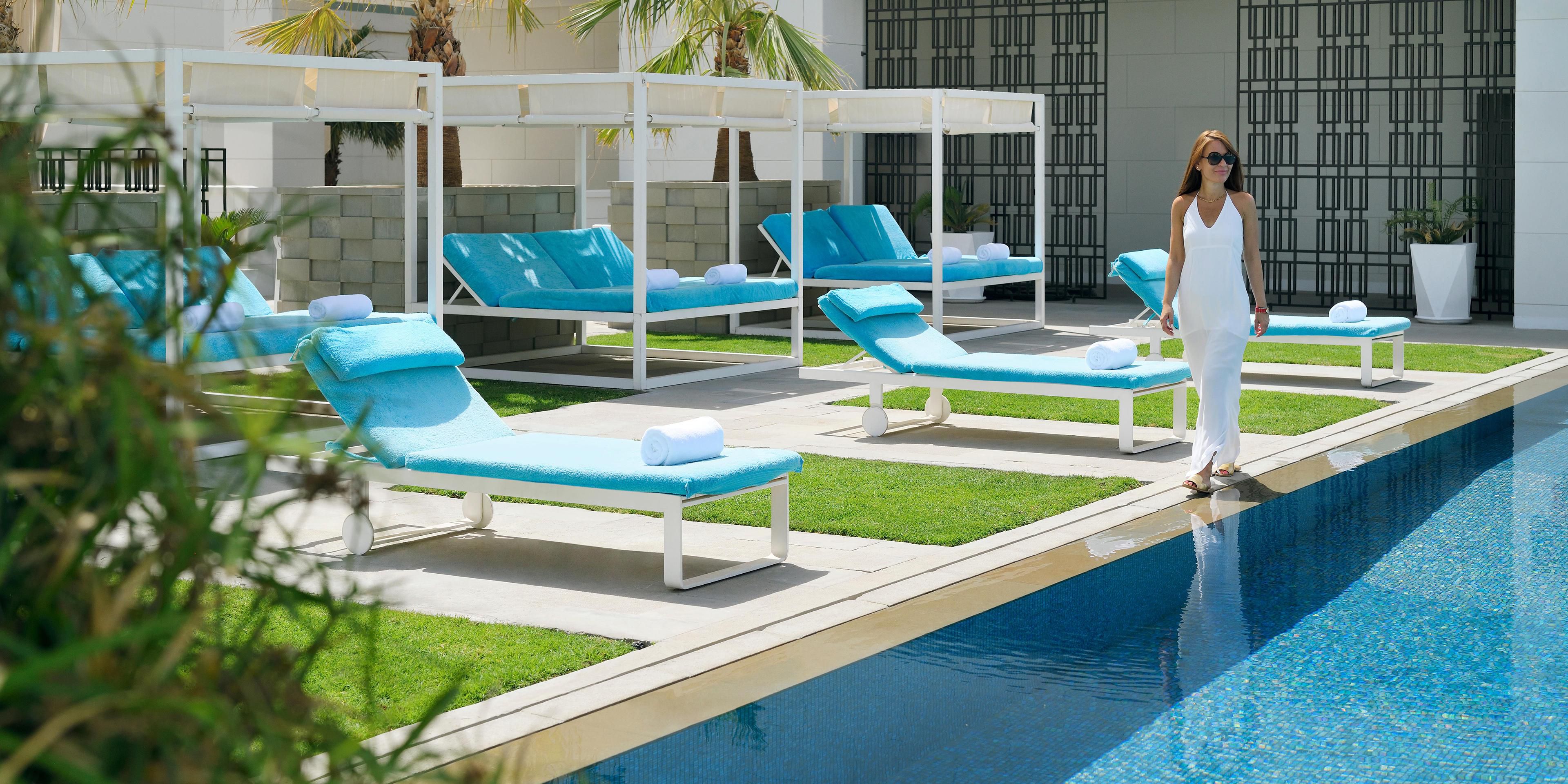 Escape from the stress of the city and enjoy a unique moment in a green oasis in the heart of Manama. At our serene Elements Pool & Lounge you can relax on a daybed with a refreshing mocktail, or enjoy the evening breeze from our poolside tables while enjoying our signature dishes or cocktail drinks as you relax to a silky soundtrack.