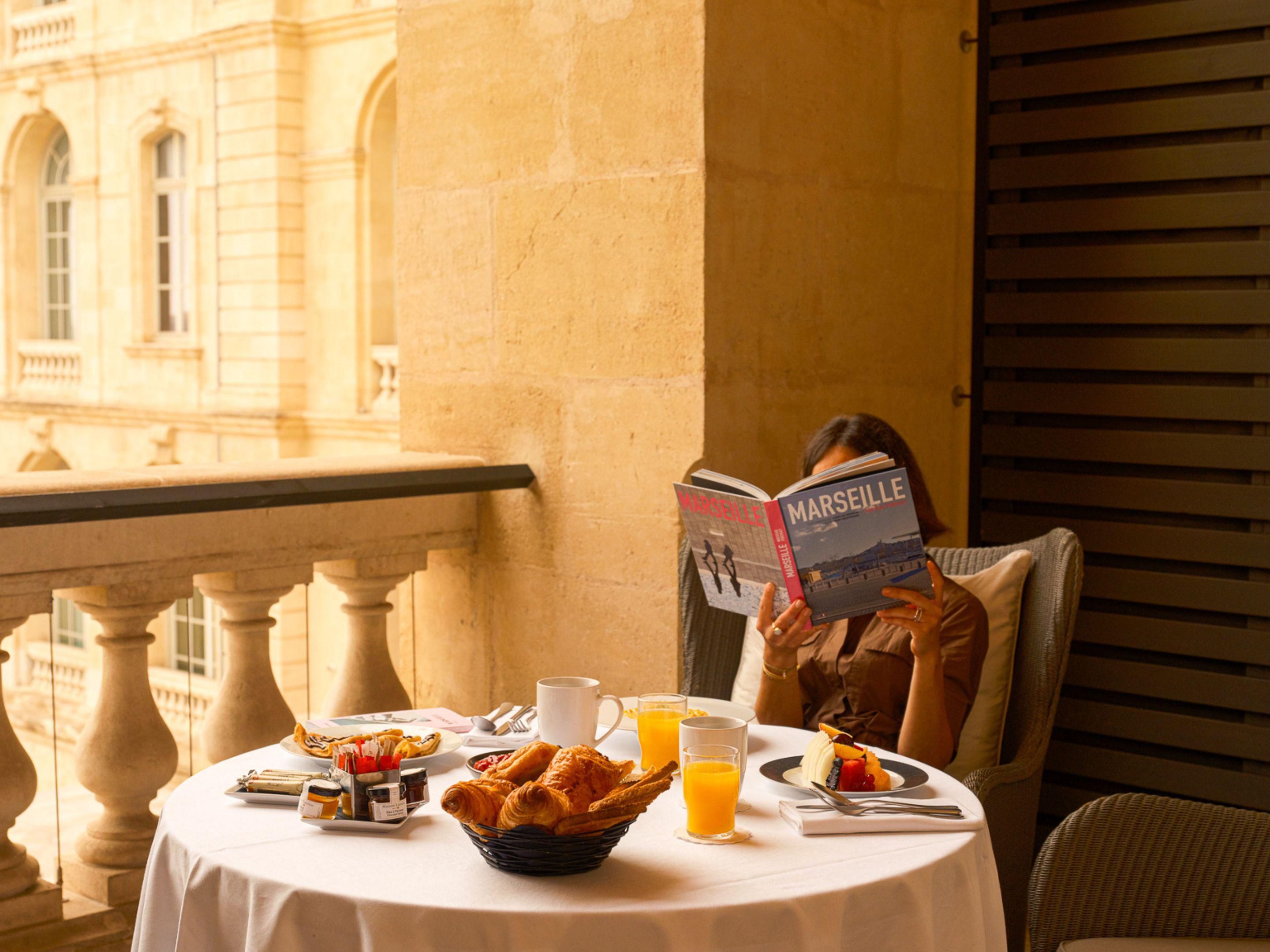 Cosy breakfast in room