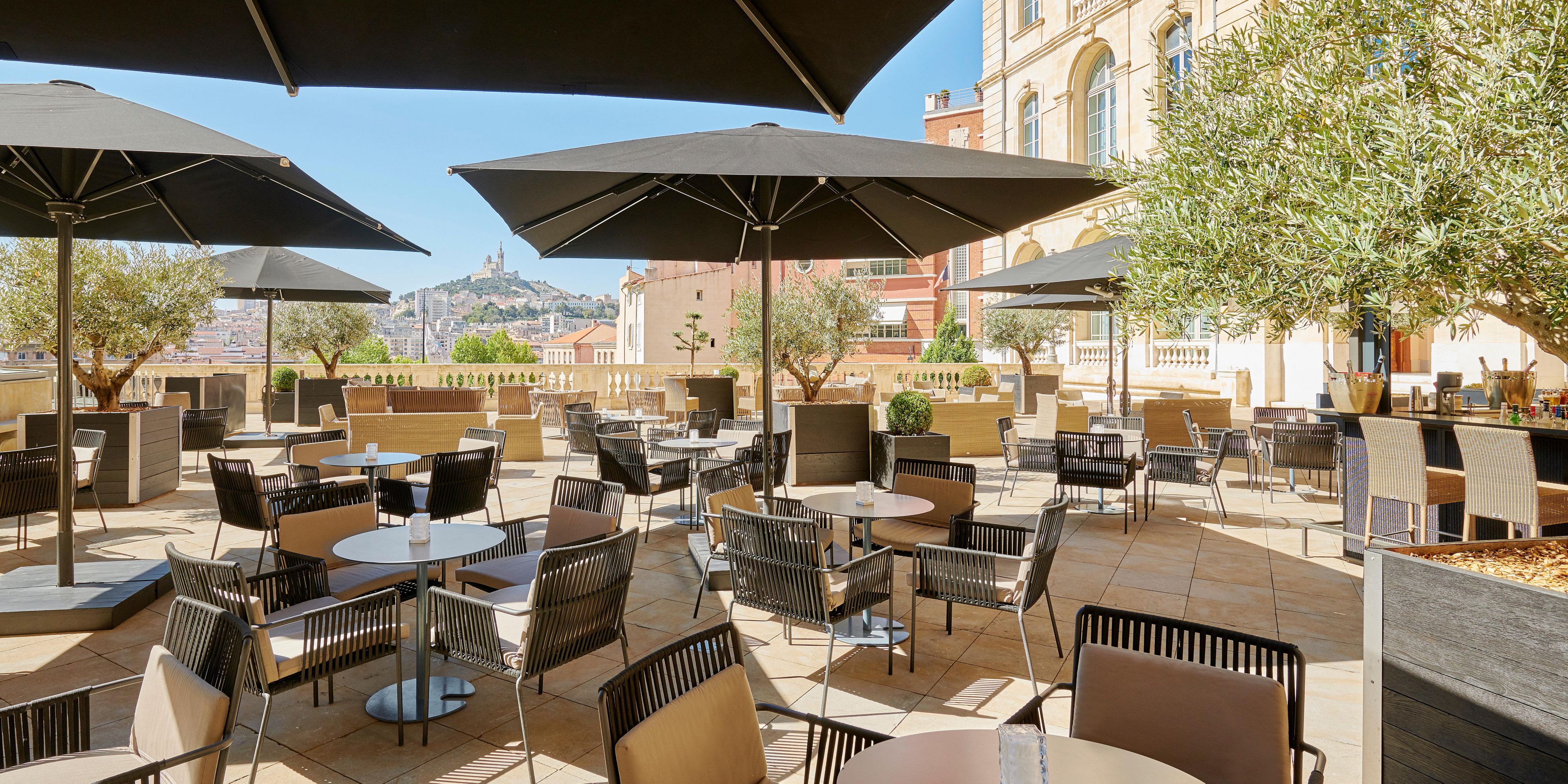 Our sunny terrace is now open! Enjoy a tasty parenthesis at Les Fenêtres brasserie. A modern and convivial Mediterranean cuisine is waiting for you. Rather snacking? See you at the Capian bar!