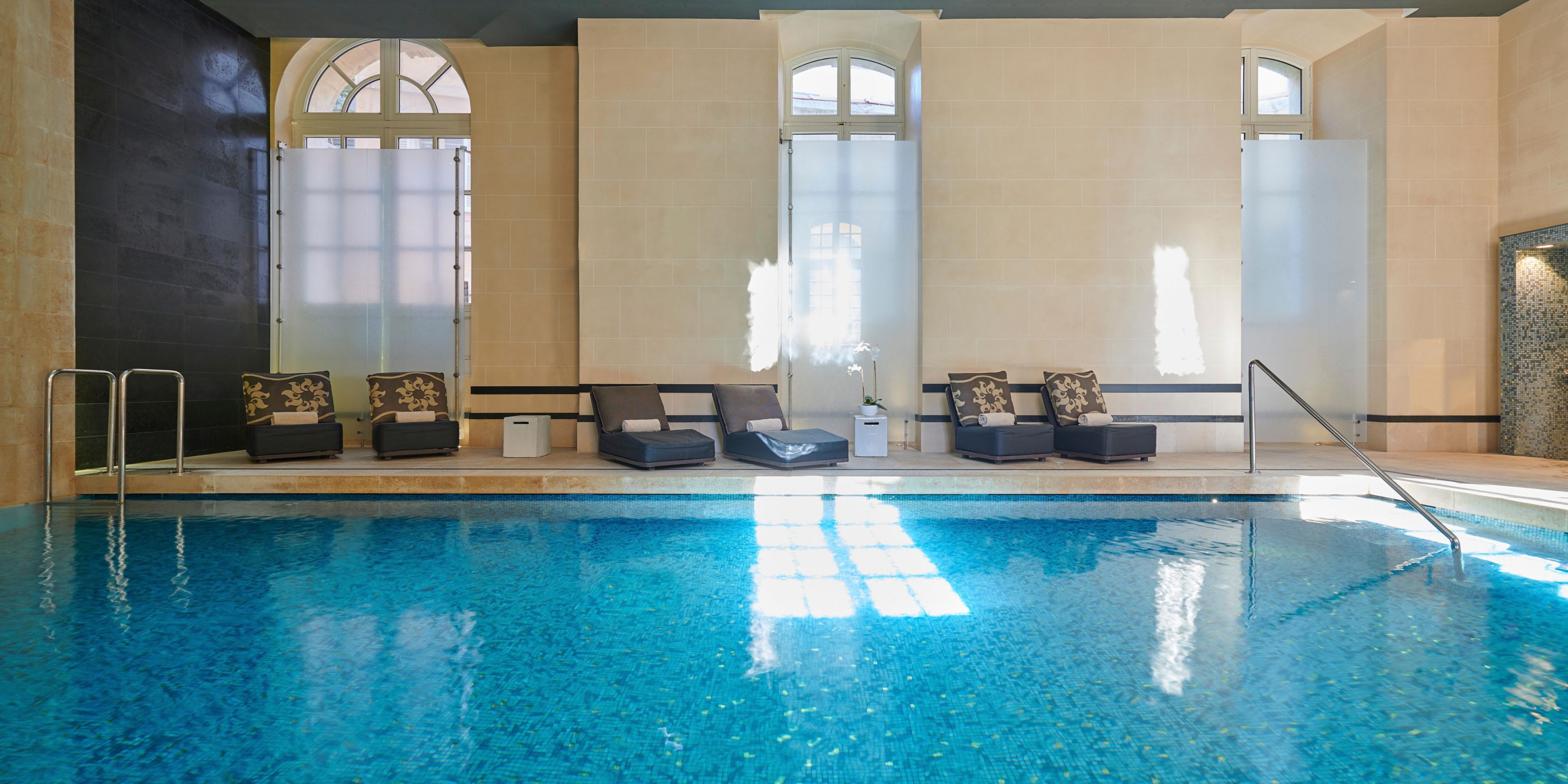 Dans un décor revisitant les traditionnels bassins et lavoirs provençaux, le SPA by Clarins offre une plongée relaxante et régénératrice dans le chaleureux et sensuel univers aquatique méditerranéen.