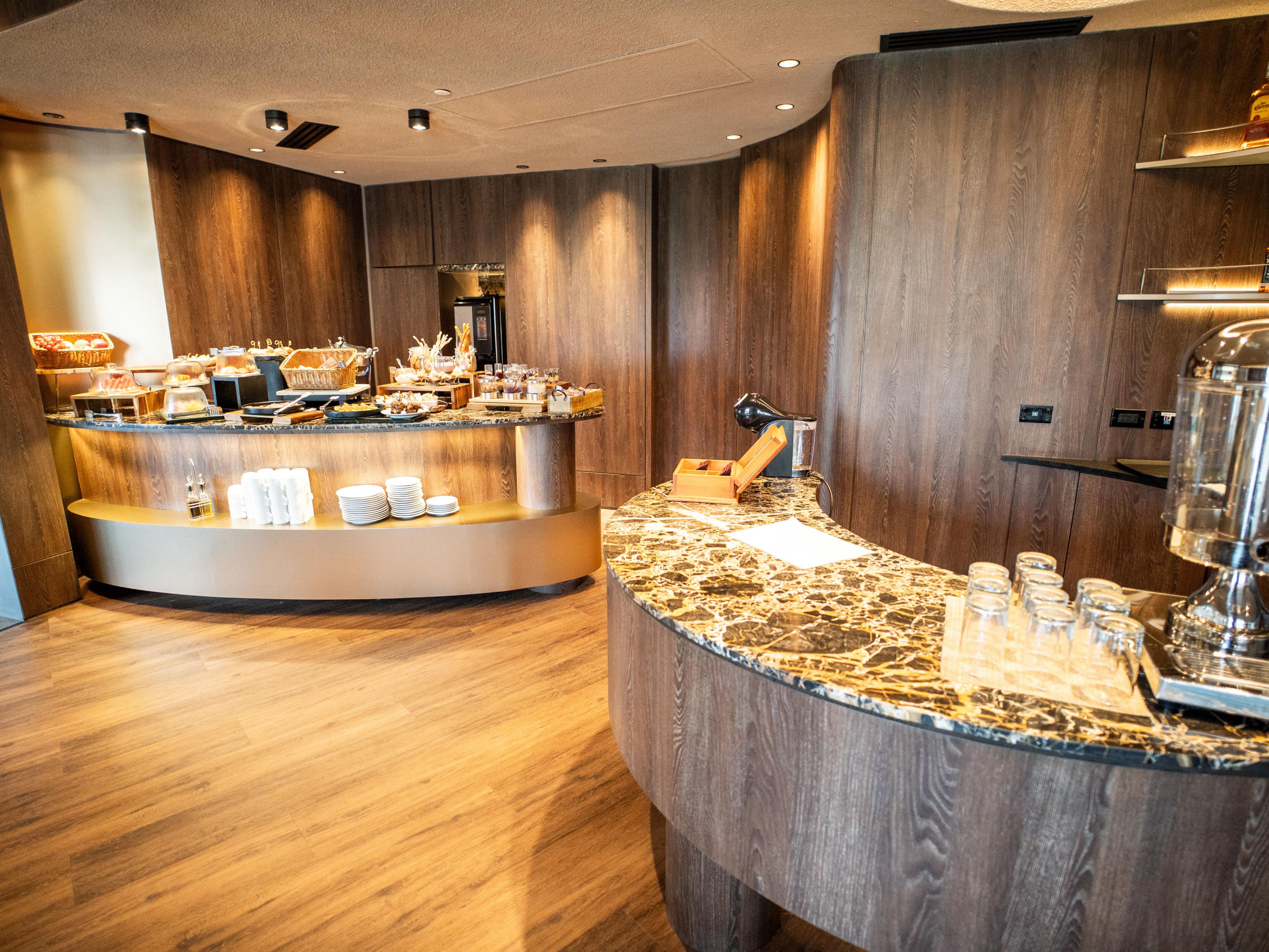 Club Floor Lounge