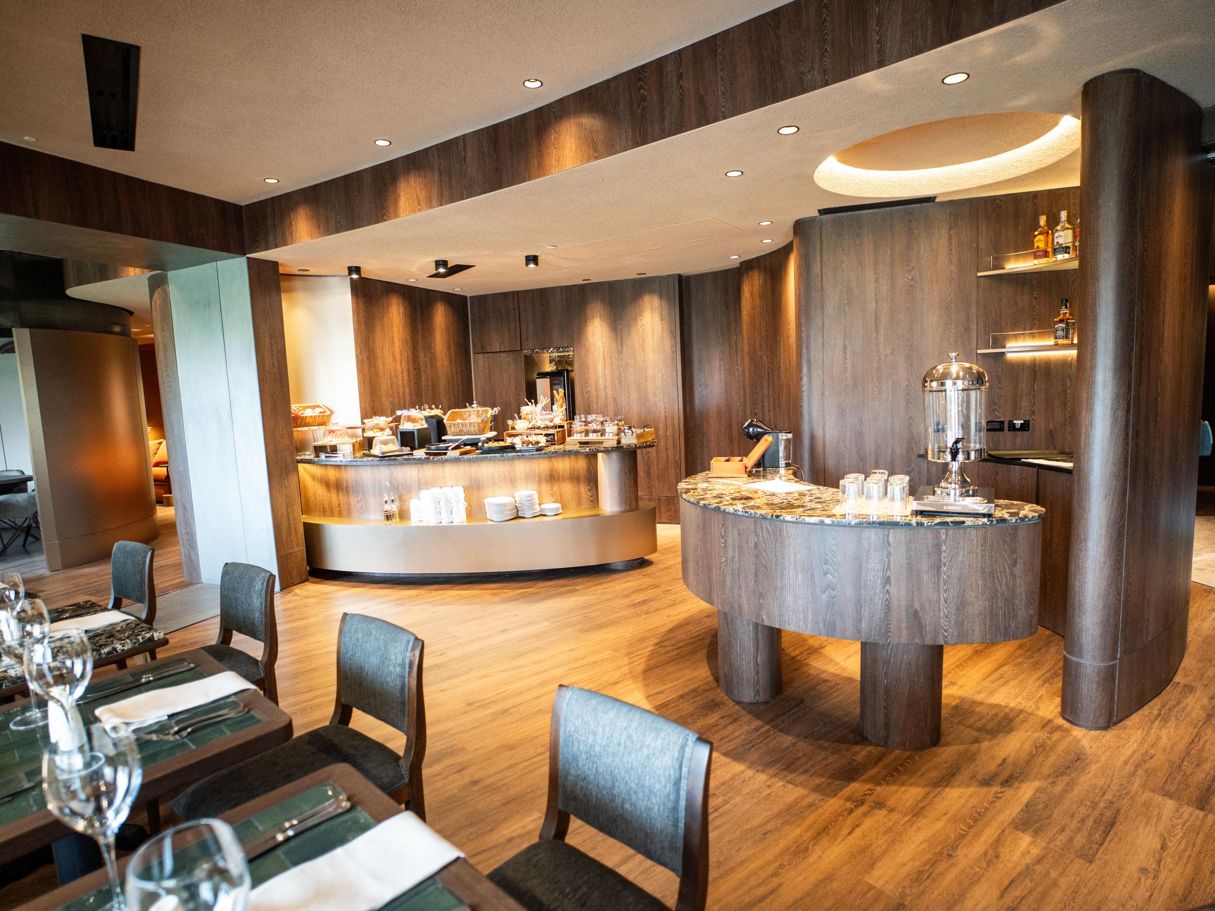Club Floor Lounge