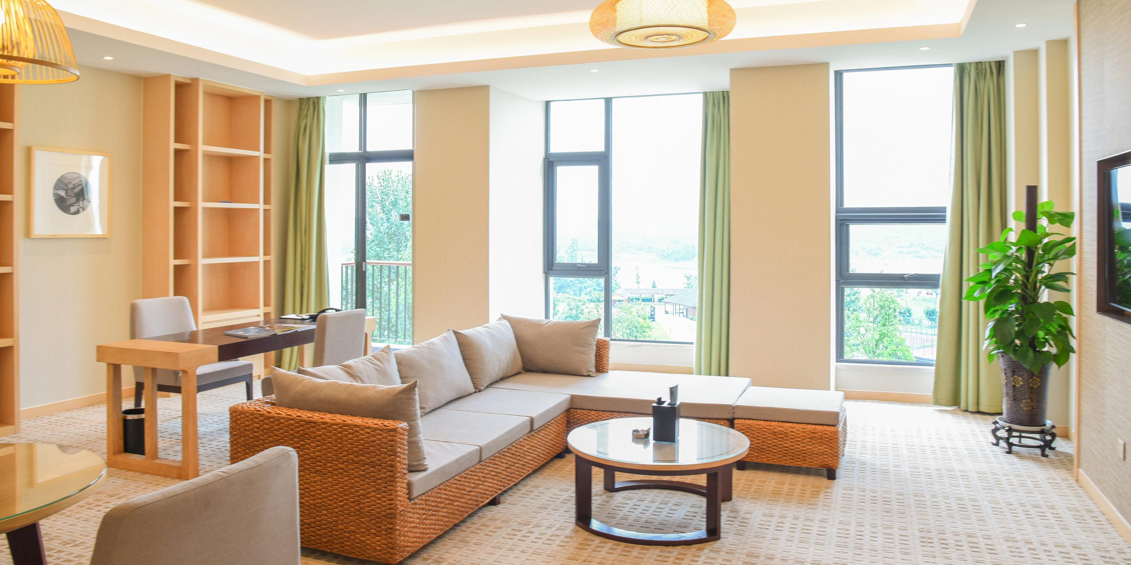 1 King 1 Bdrm Suite with Living     