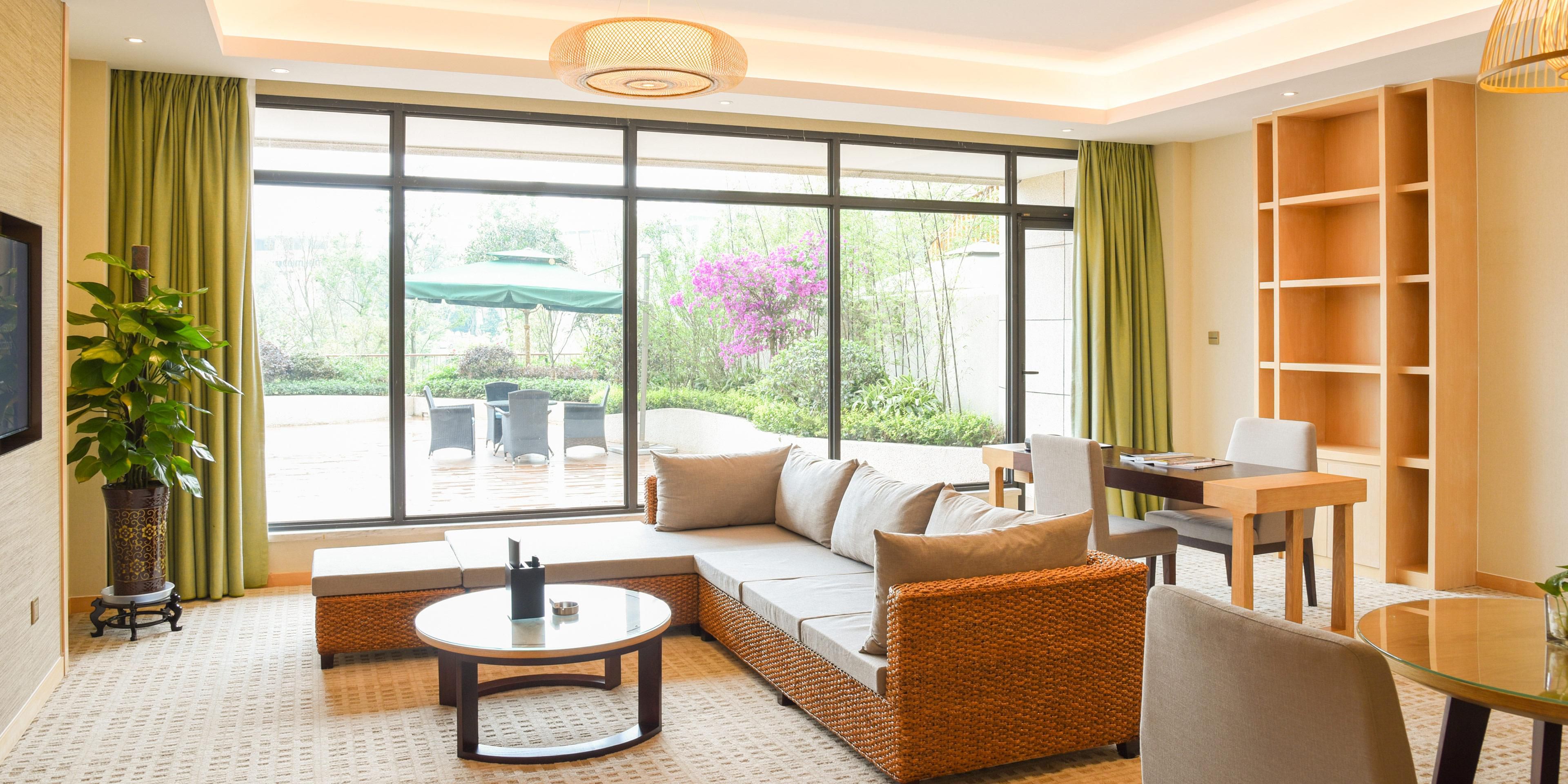 1 King 1 Bdrm STE Living Dining Garden view
