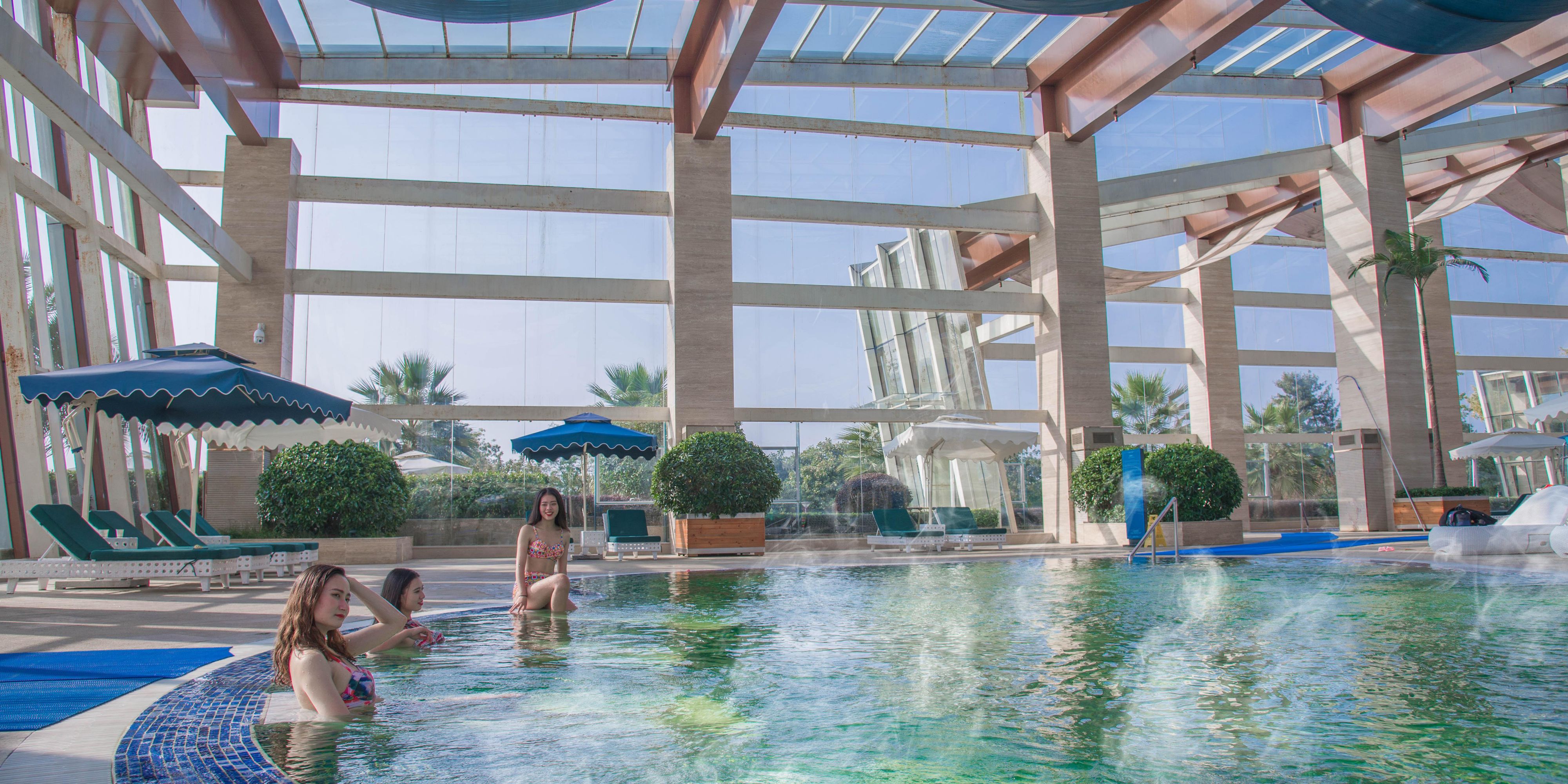 Unwind under the indoor glass dome in our variety of hot spring pools—multifunctional, rose essential oil, ginseng, and Tibetan herbal baths. Panoramic floor-to-ceiling windows frame the surrounding scenery, allowing you to soak in warmth and therapy while immersed in the serene beauty of the landscape.