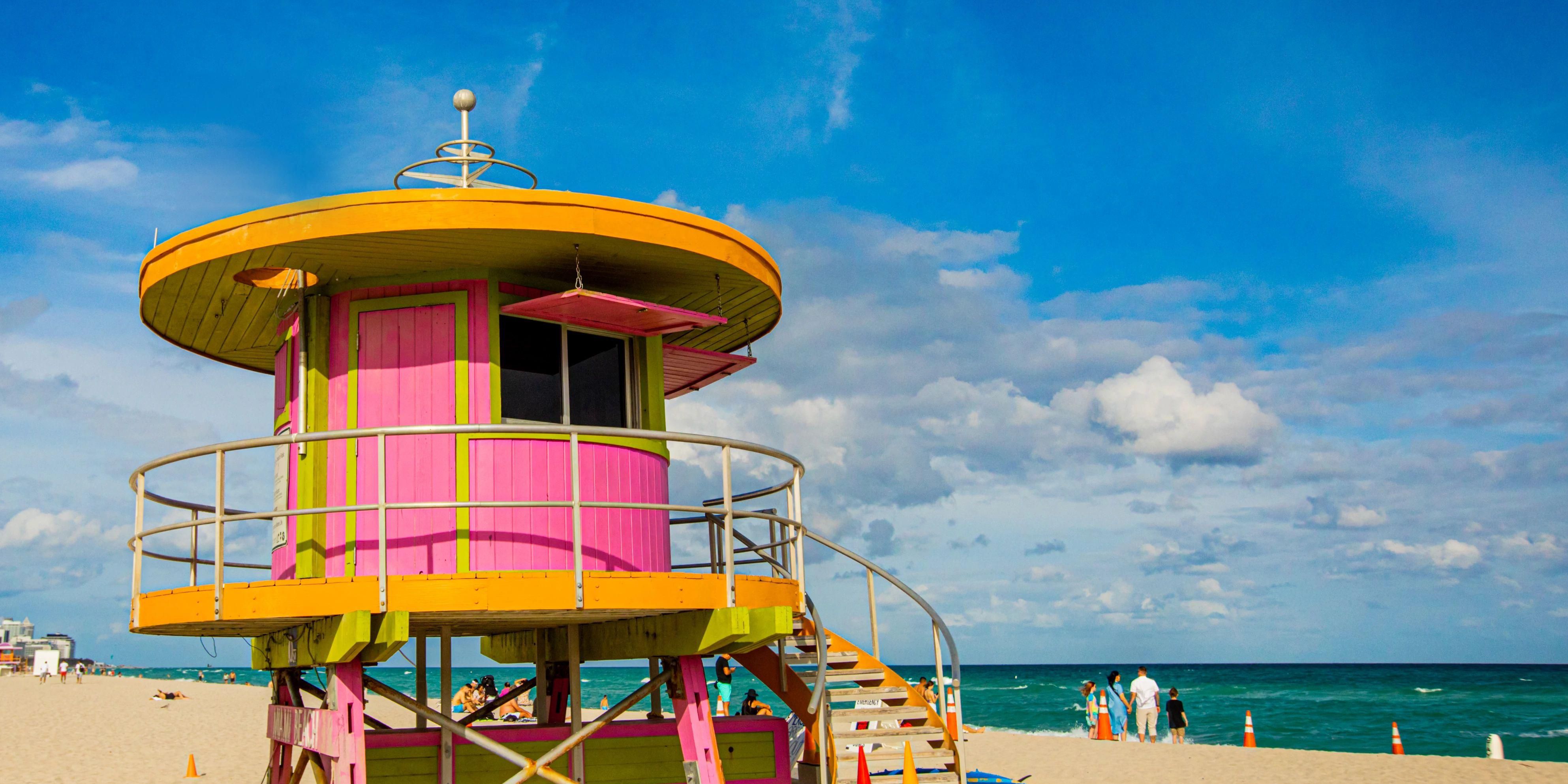 ビスケーン湾のウォーターフロントに位置する絶好のロケーションからは、大西洋、きらめくマイアミのスカイライン、そして港の眺めを一望できます。マイアミのダウンタウンに直接湾がある数少ない高級ホテルの1つとして、当ホテルはベイフロントパークやマイアミの活気ある文化圏にすぐ近くです。