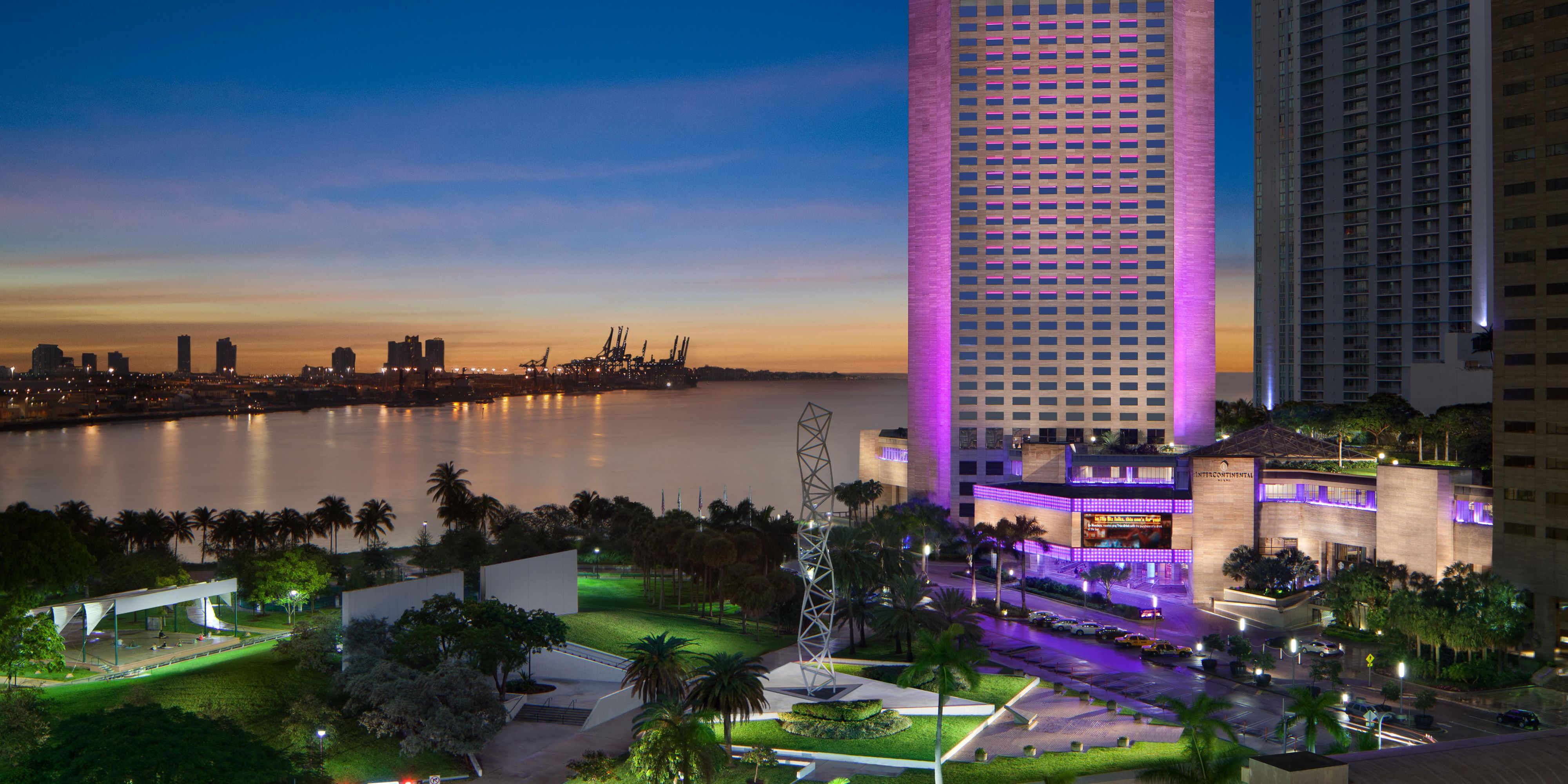 
We avidly embrace and reflect Miami’s vibrant art scene. Be entranced by the riveting Henry Moore sculpture, “The Spindle.” This mesmerizing sculpture sets an artsy tone that continues throughout the hotel — including Noche de Arte, a monthly artist residency where guests can interact with local artists each Monday.