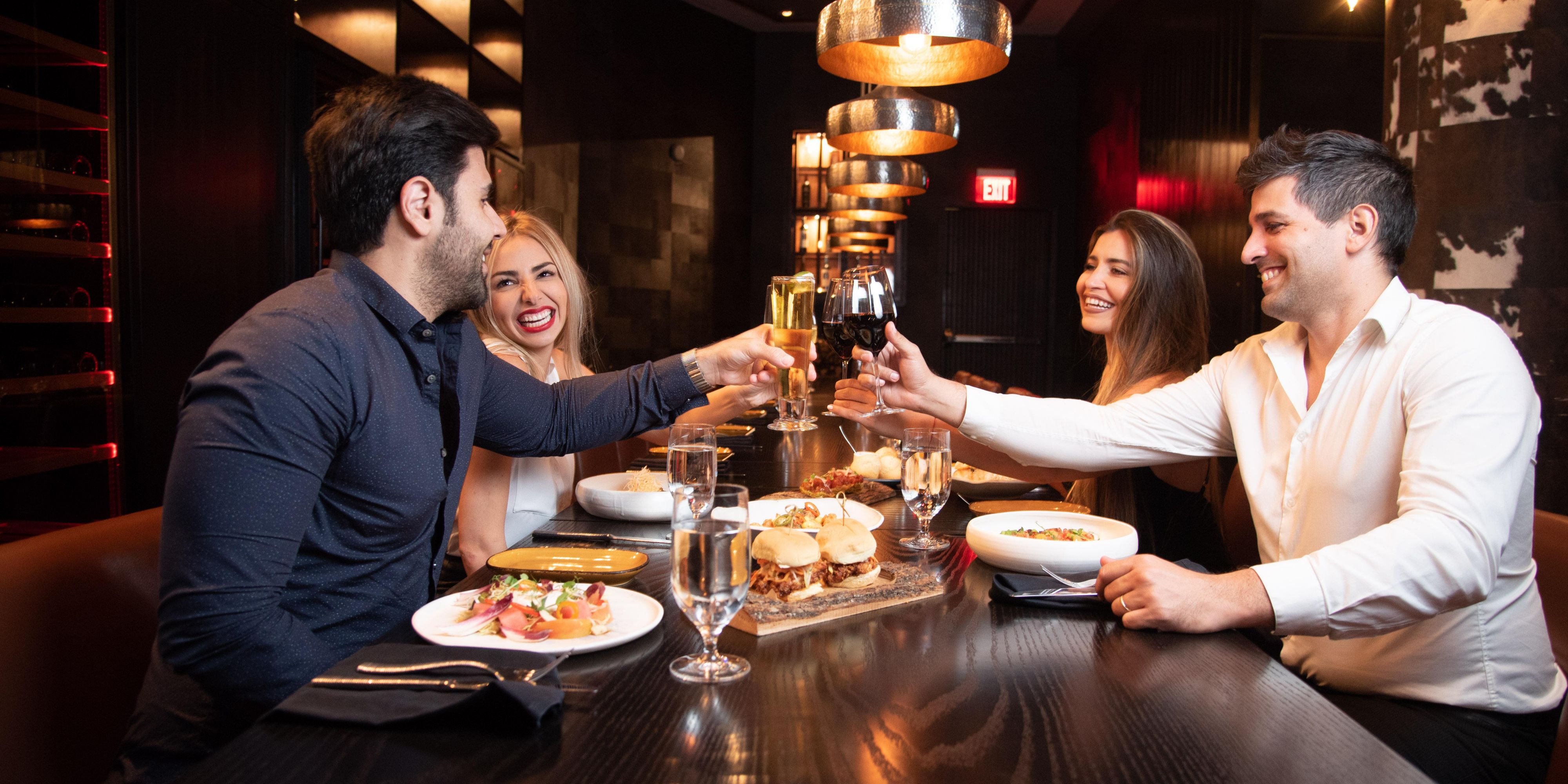Miamis bestes kulinarisches Talent arbeiten unter unserem mit Kunst geschmückten Dach. Das Toro Toro Restaurant & Bar, unser Signature-Restaurant, beherbergt den gefeierten Küchenchef Richard Sandoval, der für seine panLateinküche weltberühmt ist. Beginnen Sie mit der peruanischen Ceviche und genießen Sie ein Schnitzel unseres berühmten Tomahawk-Steaks am Tisch. 