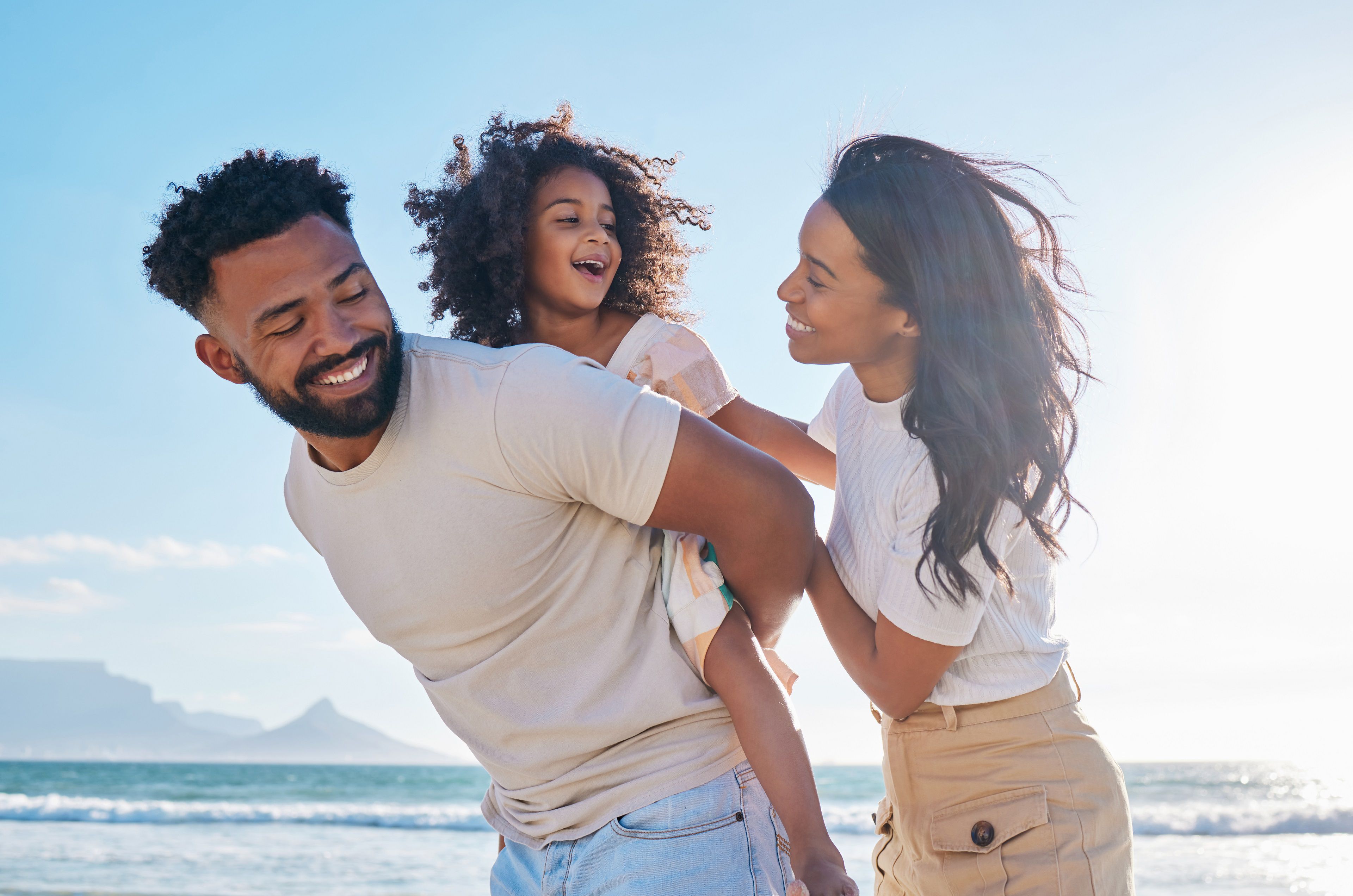 familie aan het spelen op het strand