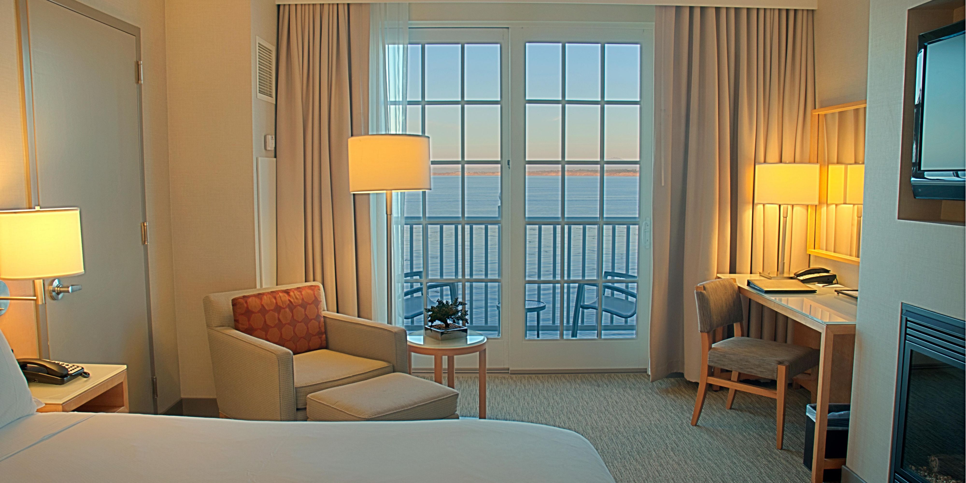 Khách sạn Monterey Phòng khách có giường cỡ King trước biển