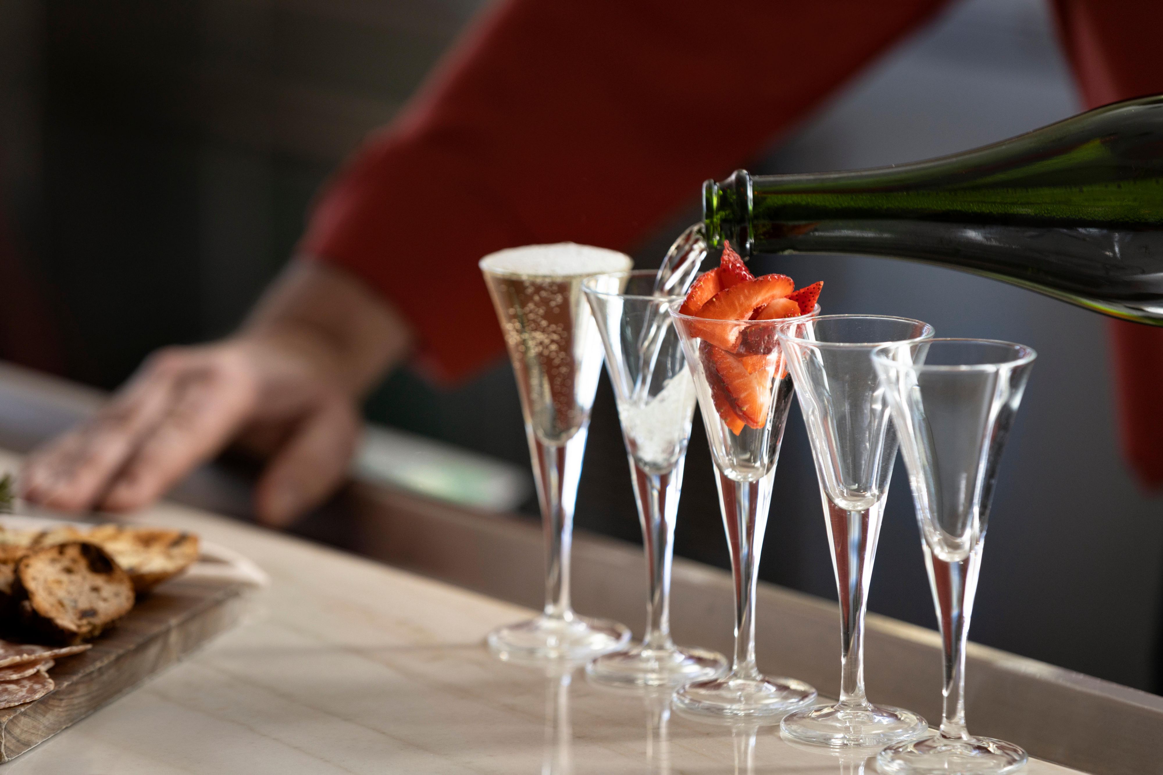 Champagne pours