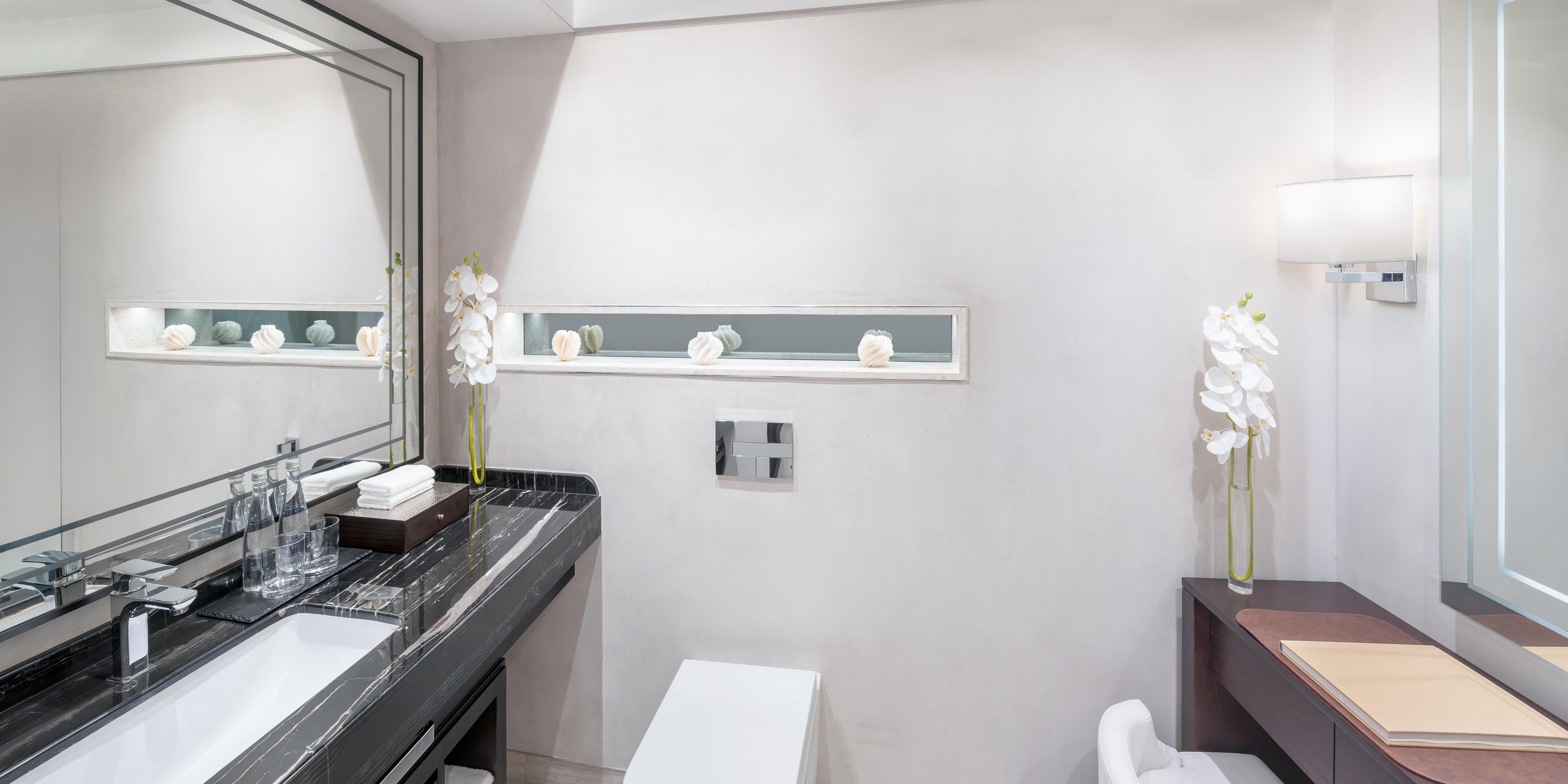 Deluxe Suite Bathroom