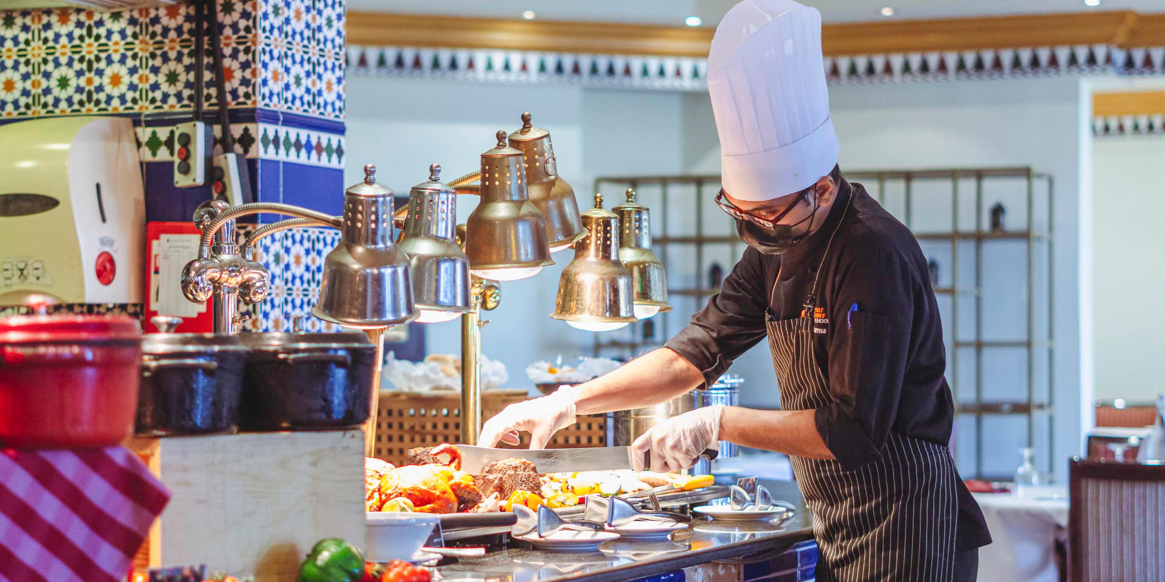 Oman is world renowned for its, bold, and exotic flavors. Experience the best of global and local gastronomies at a variety of destinations. Savour French Polynesian dishes at Trader Vic’s, Japanese fare at Takara, aromatic Arabic at Mynah’s Edge Garden Lounge, authentic Italian at Tomato Pool or our signature strawberry cream cake at Tr-Eat.