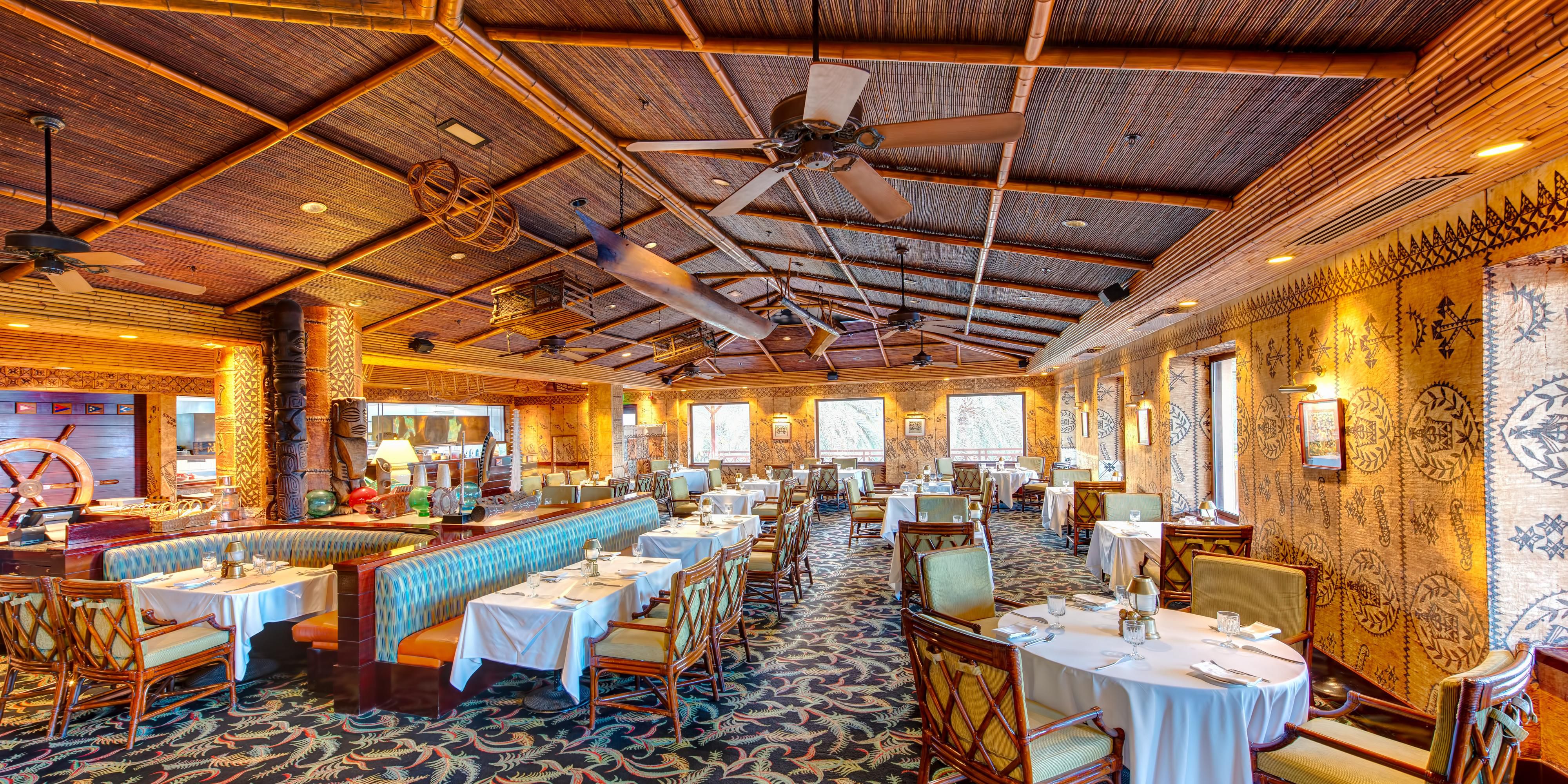 Genießen Sie beim Abendessen mit Ihren Liebsten im Trader Vic's den Geschmack der Welt. Ein französisch-polynesisches Restaurant mit Südsee-Dekor und seiner berühmten Mai-Tai-Bar. Wählen Sie aus einer Vielzahl von Spezialitäten und exotischen Cocktails und lassen Sie sich von der Band musikalisch begleiten.