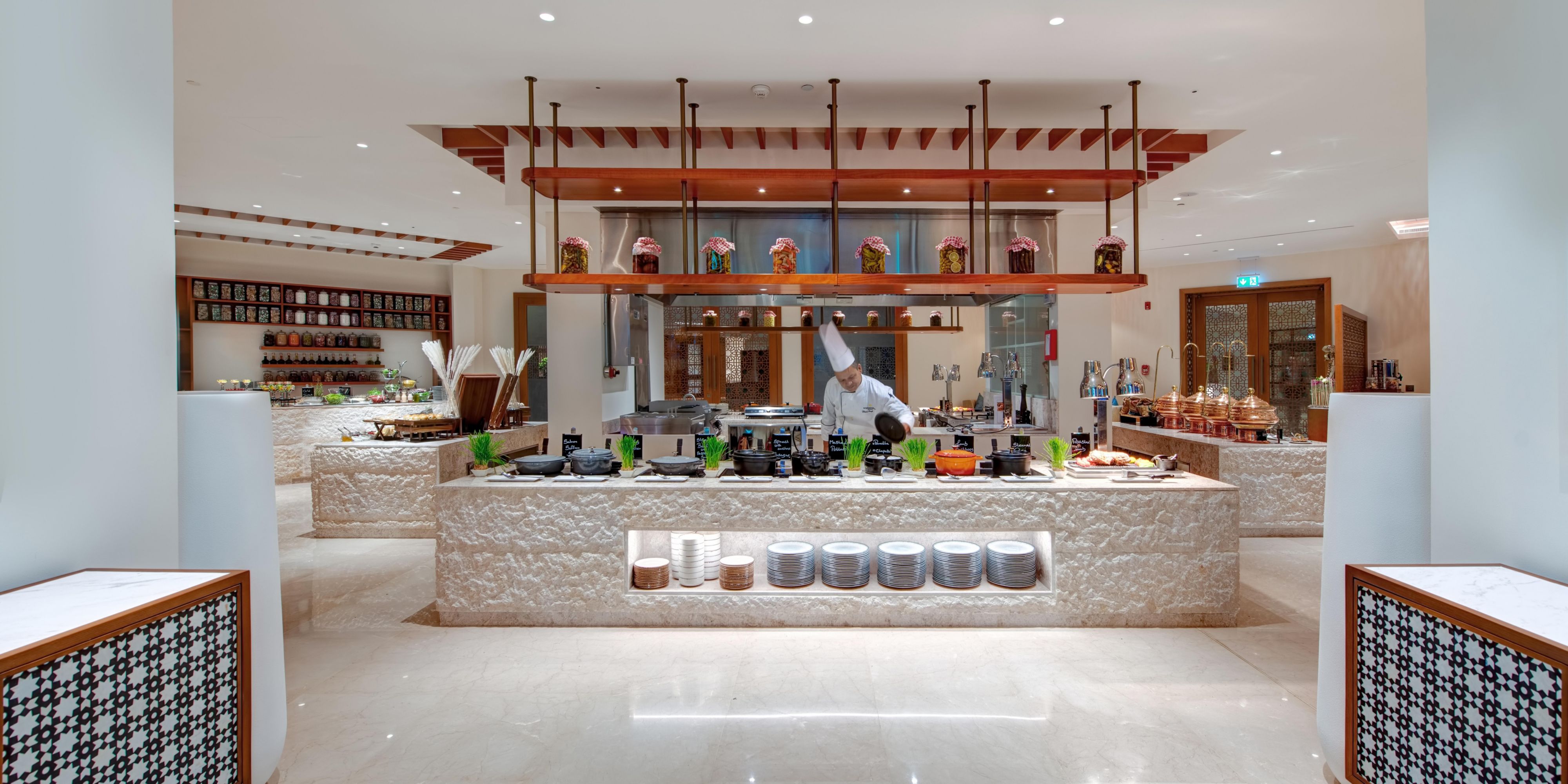 Taste your way around the world by savouring International cuisine at InterContinental Muscat. From sushi and teppanyaki at Takara to Arabic grilled favourites at Mynah’s Edge, and Italian classics at Tomato. Save room for iconic desserts like our signature strawberry cream cake at Tr-Eat, or grab a pint at Al Ghazal Pub for an evening drink.