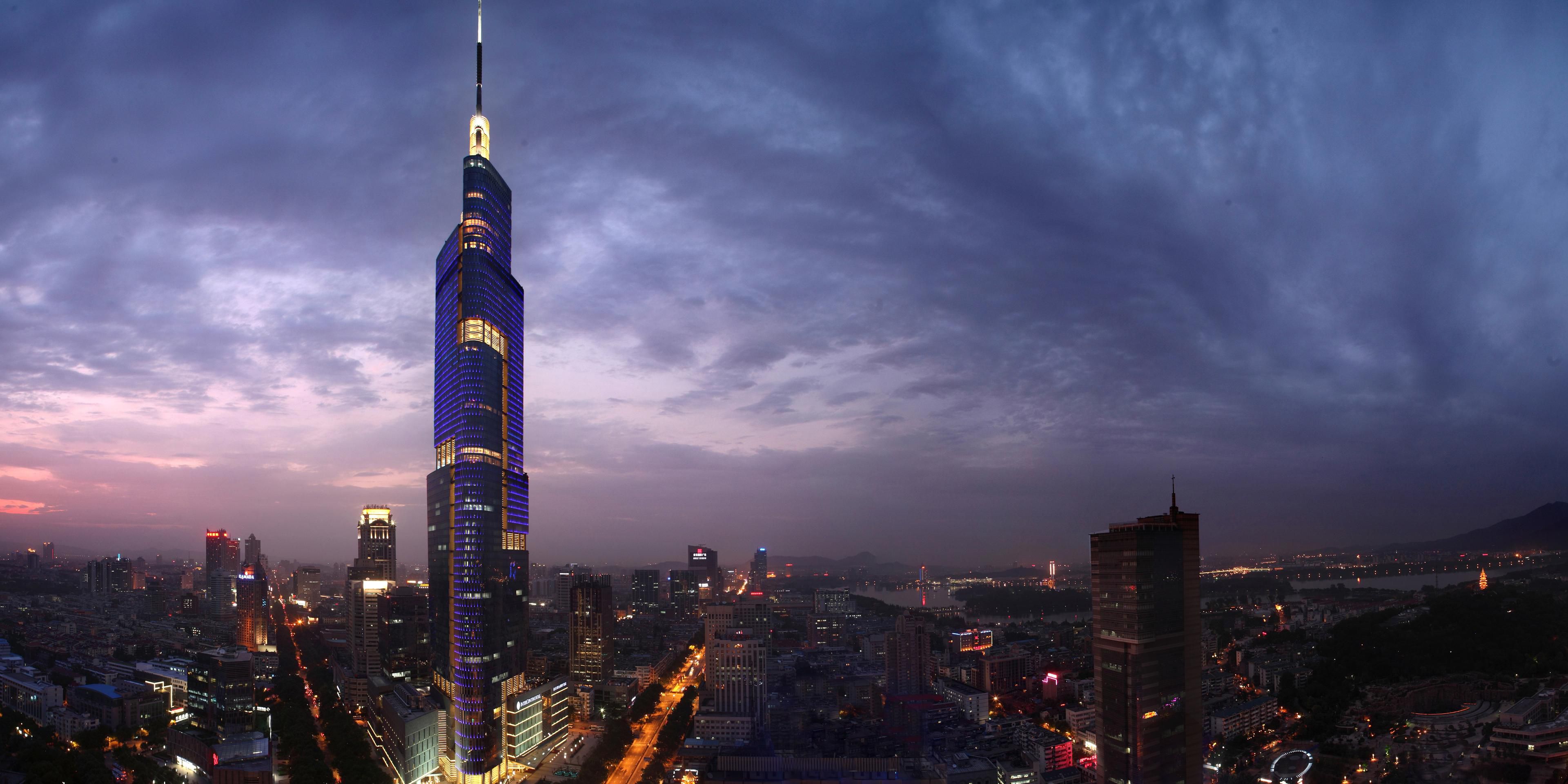 Designed by SOM—the world-renowned architectural firm led by Adrian Smith, the “pioneer of skyscraper design”—the InterContinental Nanjing occupies the iconic Zifeng Tower, soaring nearly 450 meters high. Its exterior features a groundbreaking triangular glass curtain wall that spirals upward like dragon scales.