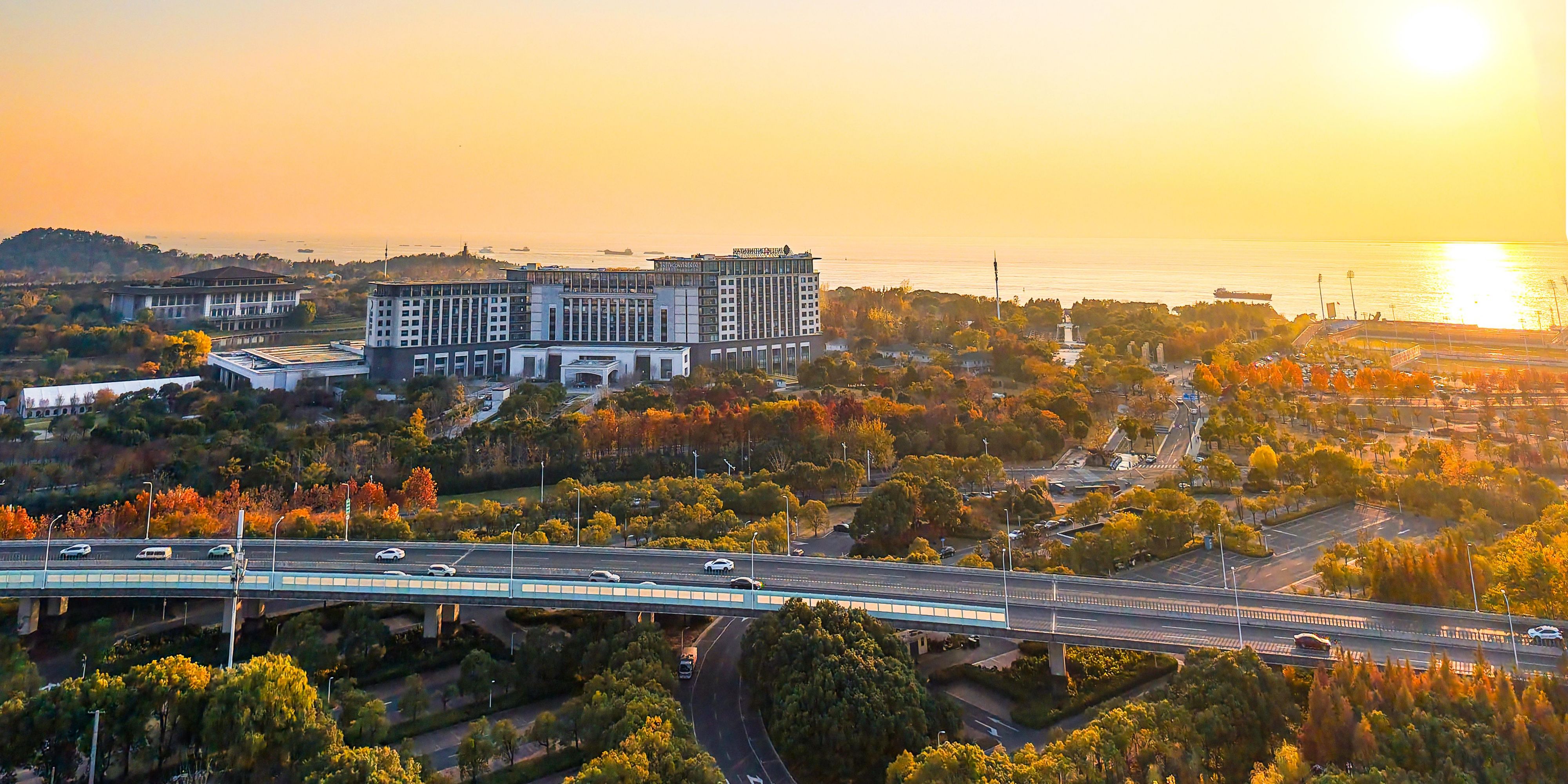 Right on the Yangtze River banks, next to Nantong Wolf Mountain National Forest Park — our hotel has 150,000 sqm of lush greenery and 381 guest rooms with tailored views. Swipe your room card at the west gate, and you’ll step into Nantong Riverside Park in seconds to catch the breathtaking sunset.