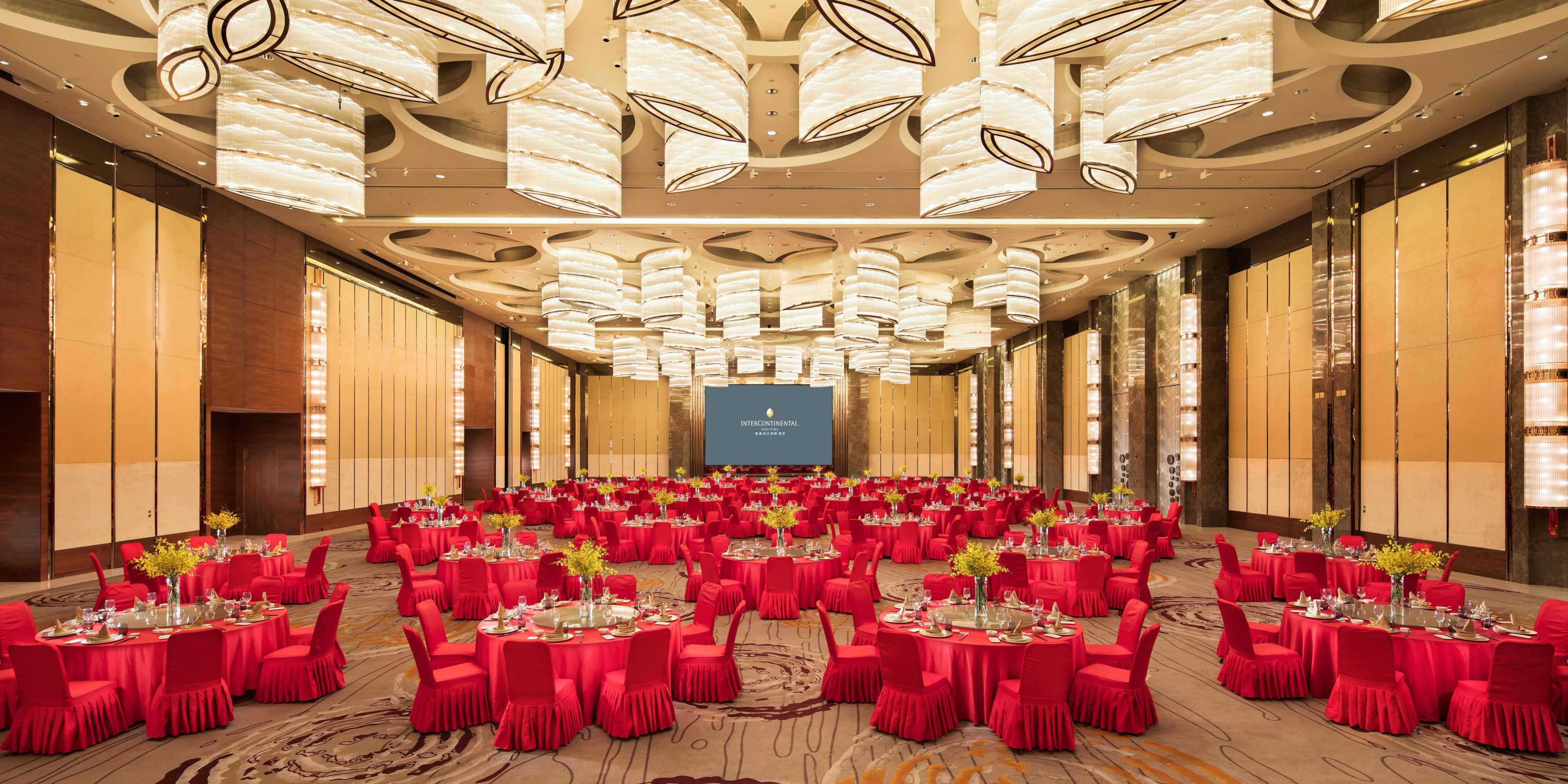 The hotel offers more than 4,800 m² of event and conference space. Including two pillar-free ballrooms (Yuan Fu, occupying 1,600 m² with 9 meters ceiling, Yuan Xi, occupying 900 m² with 8 meters ceiling) and Yuan Hui, an outdoor ballroom occupying 1,500 m² can host up to 1,000 people for events including fashion shows, gala dinners and conferences.