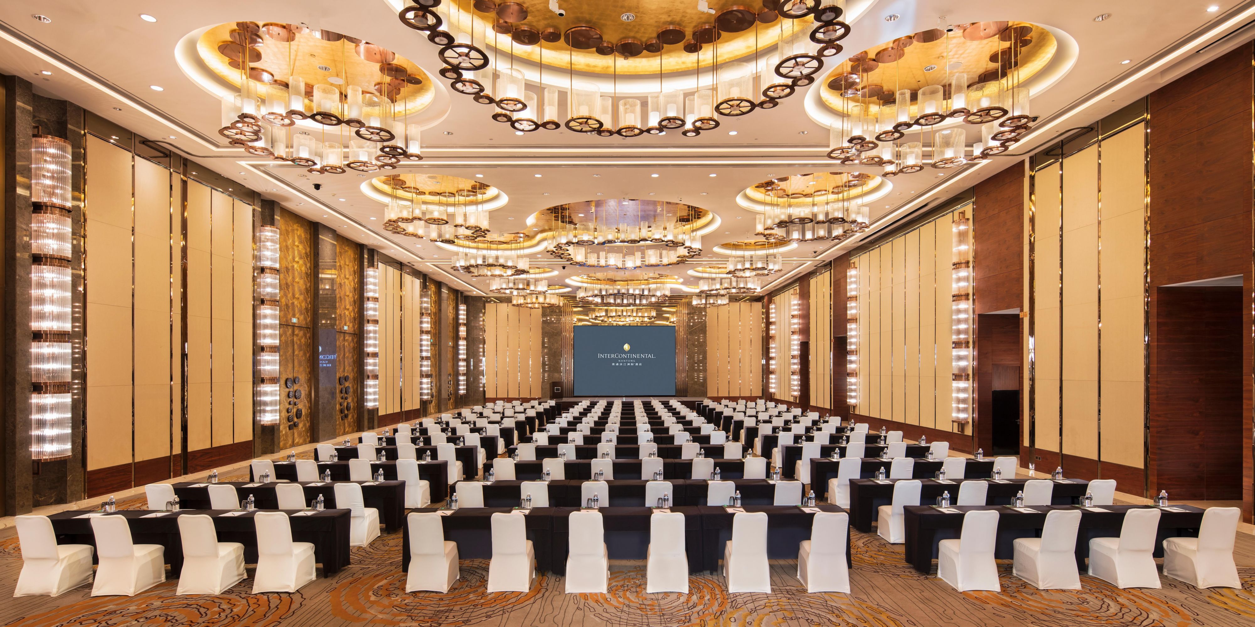 The hotel offers more than 4,800 m² of event and conference space. Including two pillar-free ballrooms (Yuan Fu, occupying 1,600 m² with 9 meters ceiling, Yuan Xi, occupying 900 m² with 8 meters ceiling) and Yuan Hui, an outdoor ballroom occupying 1,500 m² can host up to 1,000 people for events including fashion shows, gala dinners and conferences.
